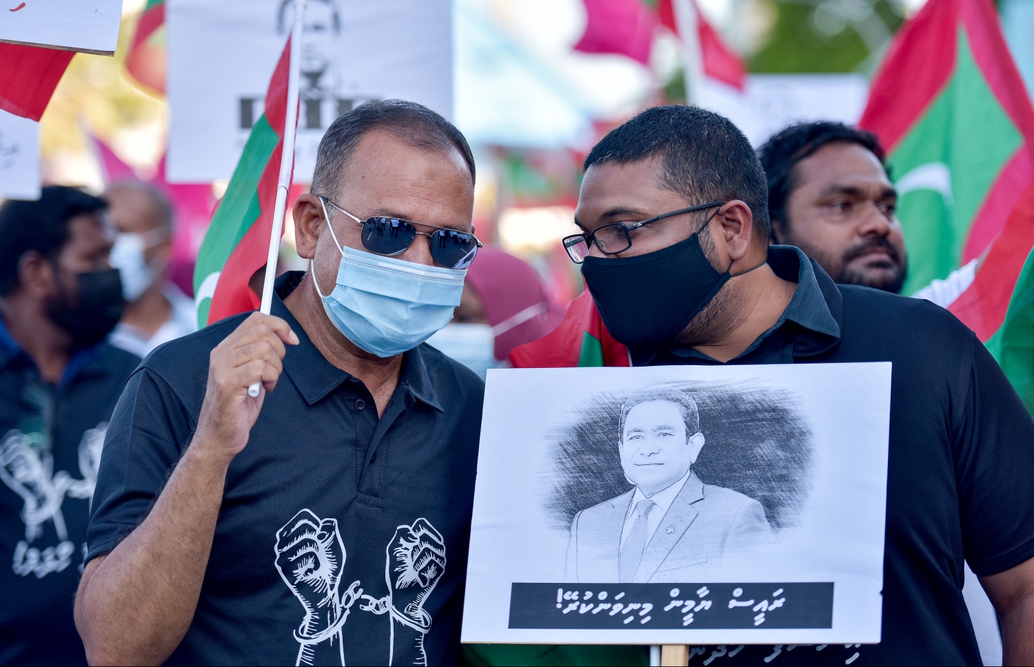 މާލެ- ސެޕްޓެމްބަރު 10، 2021: ކުރީގެ ރައީސް އަބްދުﷲ ޔާމީން މިނިވަން ކުރުމަށް ގޮވާލައި އިދިކޮޅު ޕީޕީއެމް/ޕީއެންސީ ކޯލިޝަނުން މިއަދު ބޭއްވި ހިނގާލުމުގައި ގައްސާން މައުމޫނު އާއި މަޑުއްވަރި ދާއިރާގެ މެމްބަރު އާދަމް ޝާރީފް ބައިވެރިވެވަޑައިގަންނަވަނީ--. ފޮޓޯ: ނިޝާން އަލީ/މިހާރު