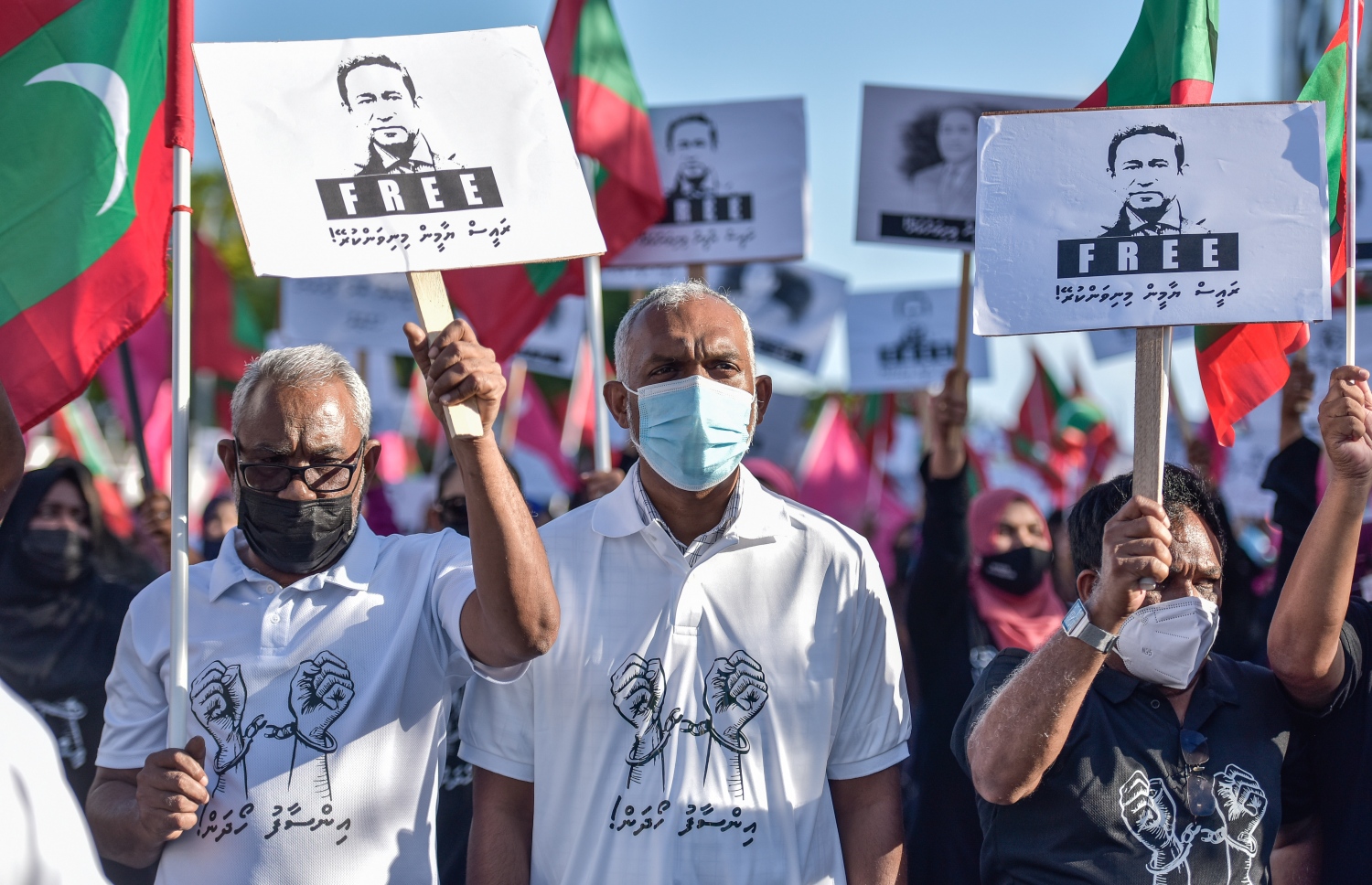 މާލެ- ސެޕްޓެމްބަރު 10، 2021: ކުރީގެ ރައީސް އަބްދުﷲ ޔާމީން މިނިވަން ކުރުމަށް ގޮވާލައި އިދިކޮޅު ޕީޕީއެމް/ޕީއެންސީ ކޯލިޝަނުން މިއަދު ބޭއްވި ހިނގާލުމުގައި އިދިކޮޅު ކޯލިޝަންގެ އިސްވެރިން ބައިވެރިވެވަޑައިގަންނަވަނީ--. ފޮޓޯ: ނިޝާން އަލީ/މިހާރު