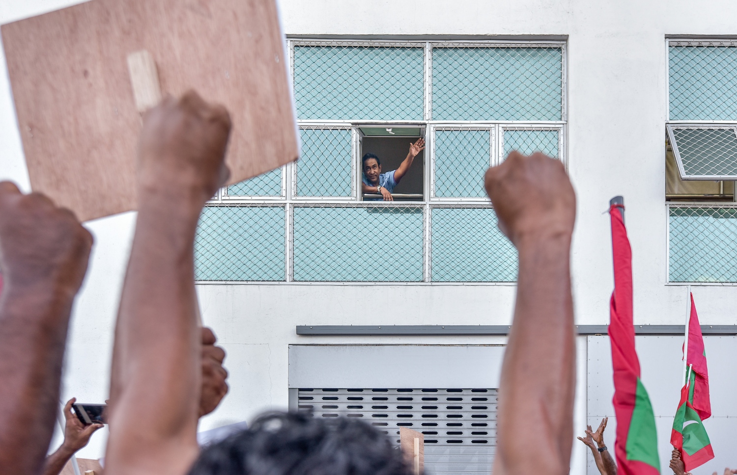 އިދިކޮޅުގެ މުޒާހަރާގެ ބައިވެރިން ޔާމީންގެ ގެކޮޅުގެ ކުރިމައްޗަށް މިއަދު ހަވީރު އެއްވުމުން އެ މަނިކުފާނު ކުޑަދޮރުން ބޯ ދިއްކުރައްވައި، ތާއީދު ހާމަކުރައްވަނީ.---ފޮޓޯ: ނިޝާން އަލީ/މިހާރު