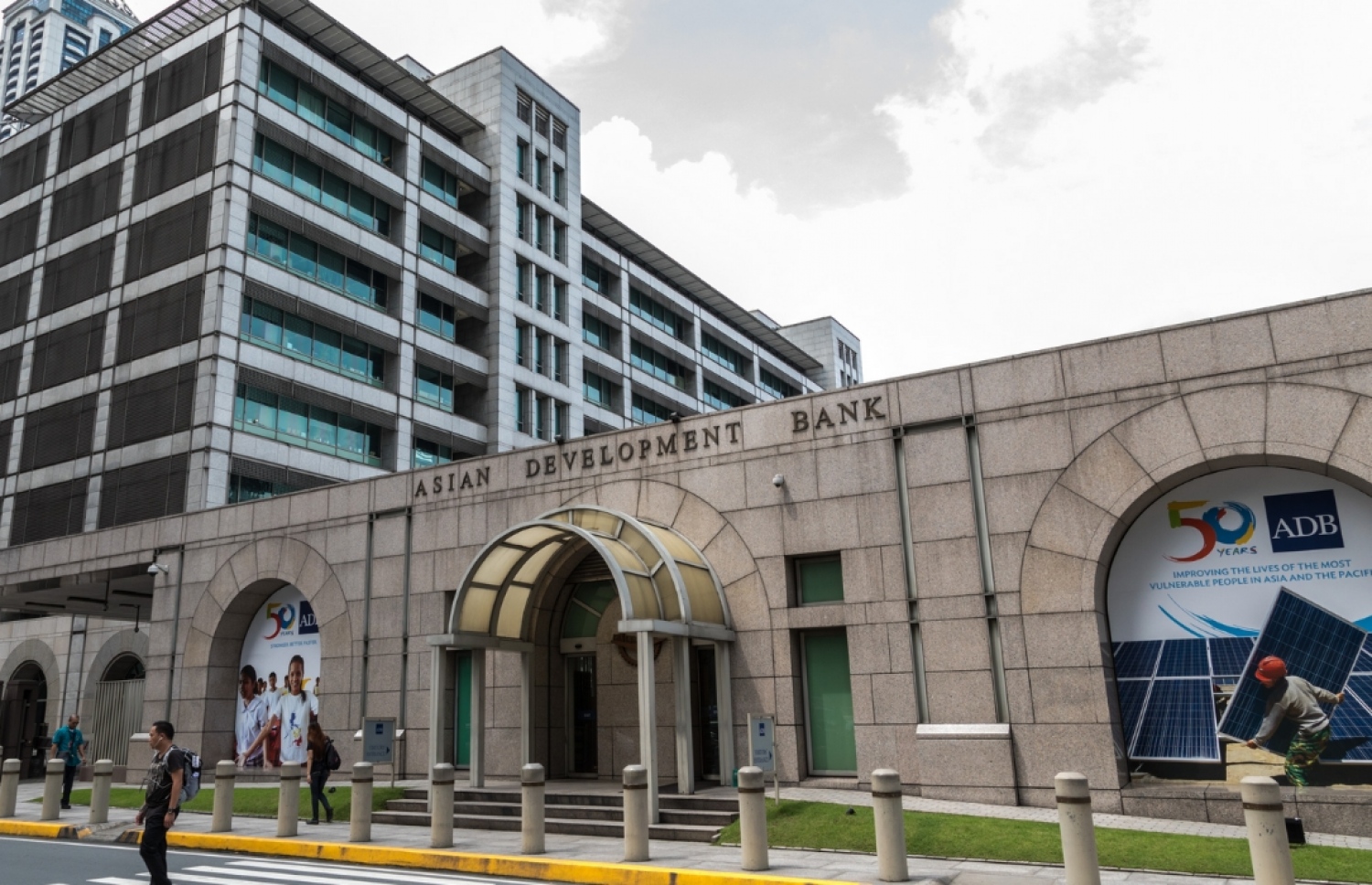 އޭޝިއަން ޑިވެލޮޕްމެންޓް ބޭންކް: އަގު ބޮޑު މަޝްރޫއަށް ފަންޑުކުރަން ބޭންކުން އެއްބަސްވީ އަލުން ބީލަމަށް ހުޅުވާލަން ޝަރުތުކޮށް.