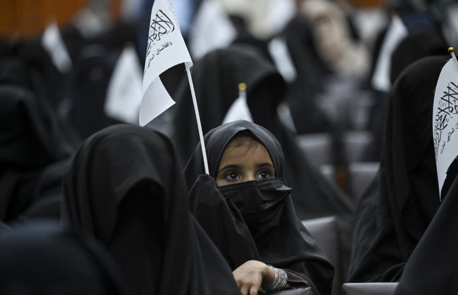 ޝަހީދު ރައްބާނީ ޔުނިވަސިޓީގެ އަންހެން ދަރިވަރުންތަކެއް، ތާލިބާނުންގެ ނިންމުމަށް ތާއީދު ކުރުމުގެ ގޮތުން އެ ޔުނިވަސިޓީގެ ކްލާސް ރޫމެއްގައި ތާލިބާނުންގެ ދިދަ ހިފައިގެން. --އޭއެފްޕީ