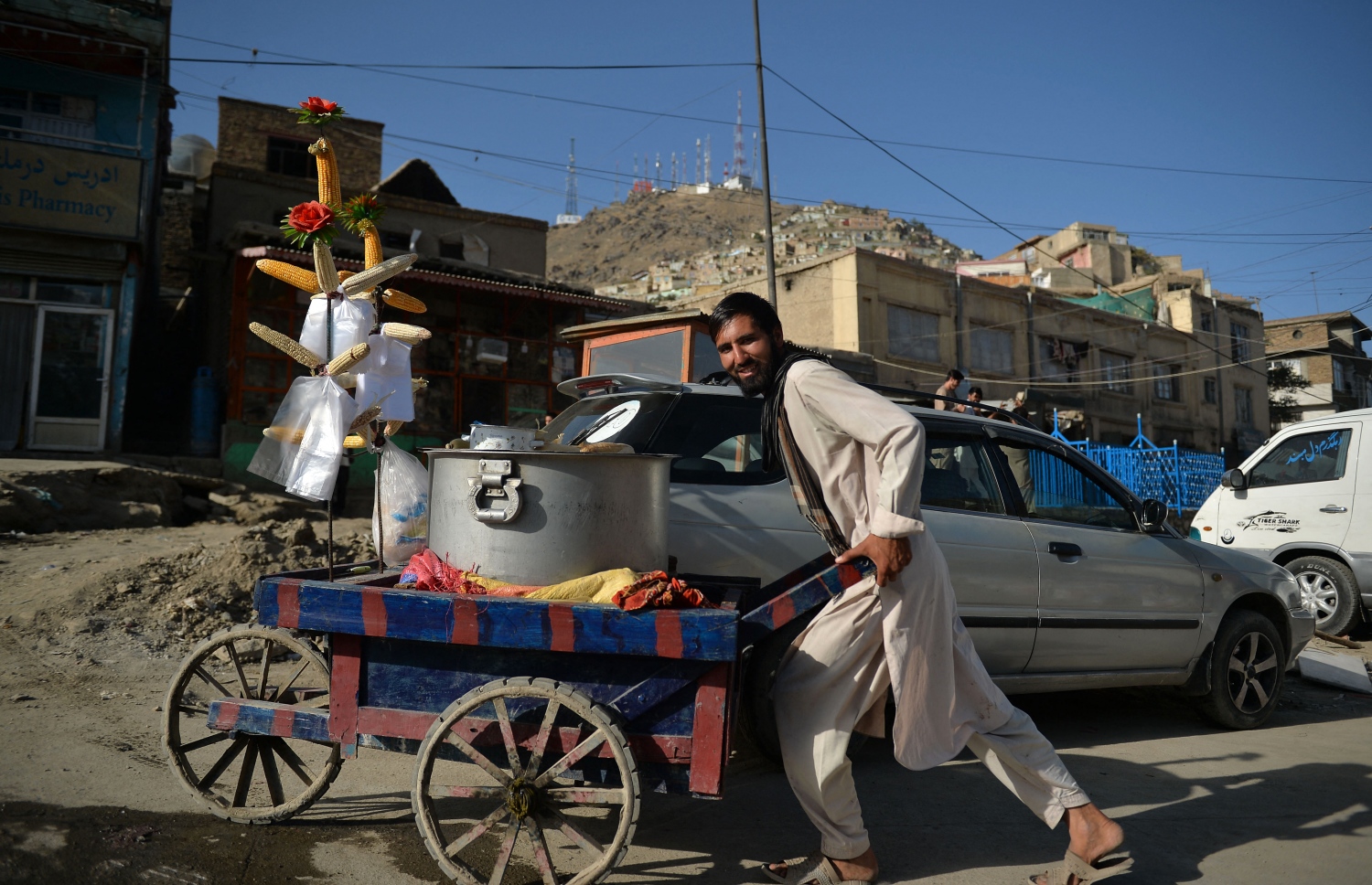 އާމްދަނީ ހޯދުމުގެ ގޮތުން އަފްގާނު ރައްޔިތަކު ވެރިރަށް ކާބުލްގައި ގާޑިޔަލަކަށް އެއްޗެހިތަކެއް އަރުވައިގެން ވިއްކަން ހިނގަނީ. --އޭއެފްޕީ