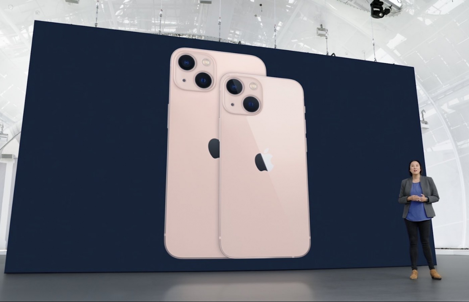 އައިފޯން 13 އަށް ޑިޒައިންގެ ބަދަލެއް ފާހަގަވާ ވަރެއް ނުވޭ. އެކަމަކު ޕްރޯގައި މުޅިން ތަފާތު ކުލަތަކެއް ހިމެނޭ އަދި މީގައި ވަނީ ކެމެރާތައް ބަދަލުކޮށް ފޮޓޯ އާއި ވީޑިއޯގެ ފެންވަރަށް ވަރަށް ބޮޑު ބަދަލެއް ގެނެސްފައި