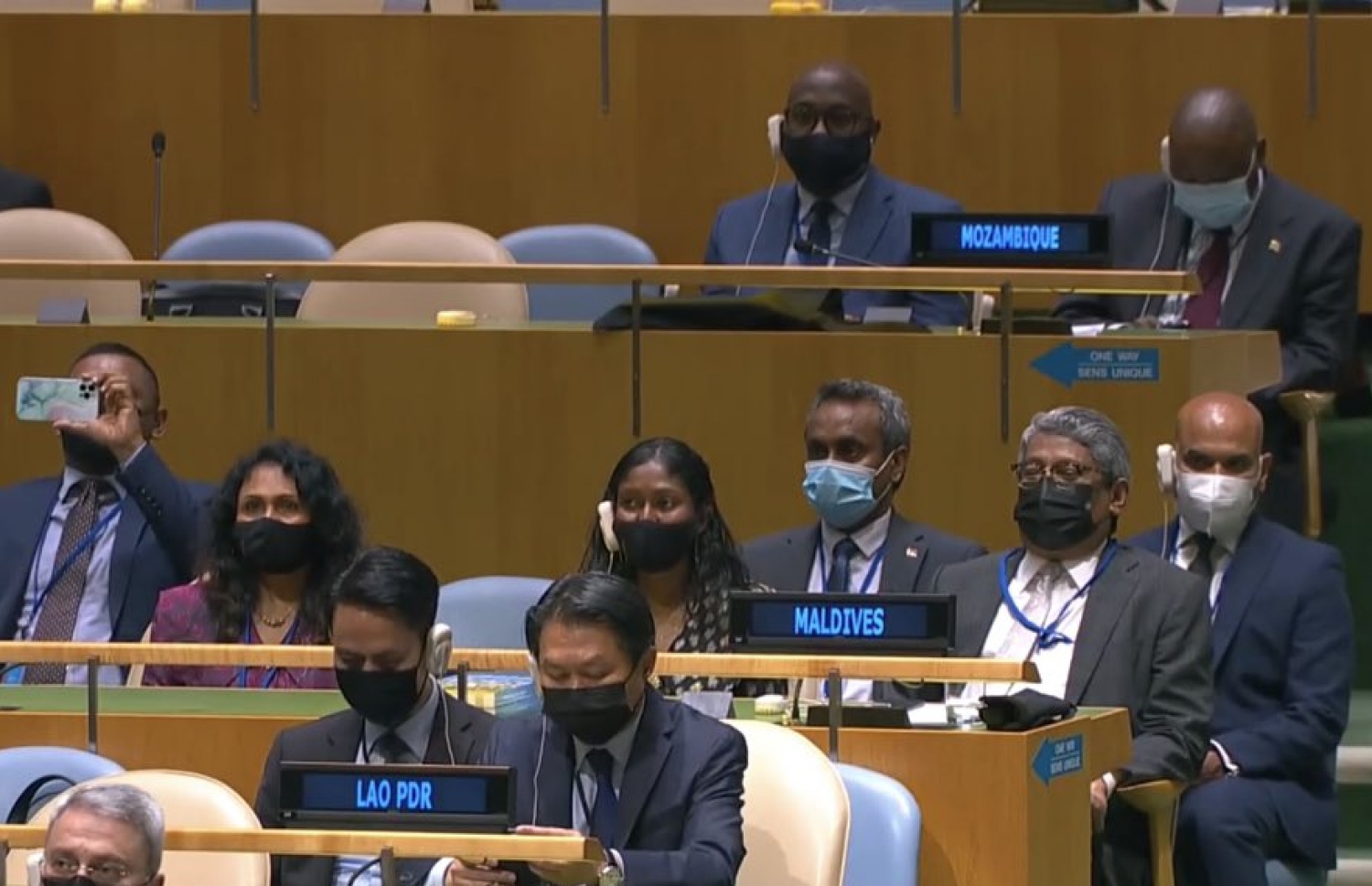 އދ. ގެ 76 ވަނަ އާއްމު މަޖިލީހުގެ ރިޔާސަތާ ރާއްޖޭގެ ފޮރިން މިނިސްޓަރު ޝާހިދު ހަވާލުވަޑައިގަތުމަށް ބޭއްވި ސެޝަންގައި ބައިވެރިވި ދިވެހި ވަފުދު.