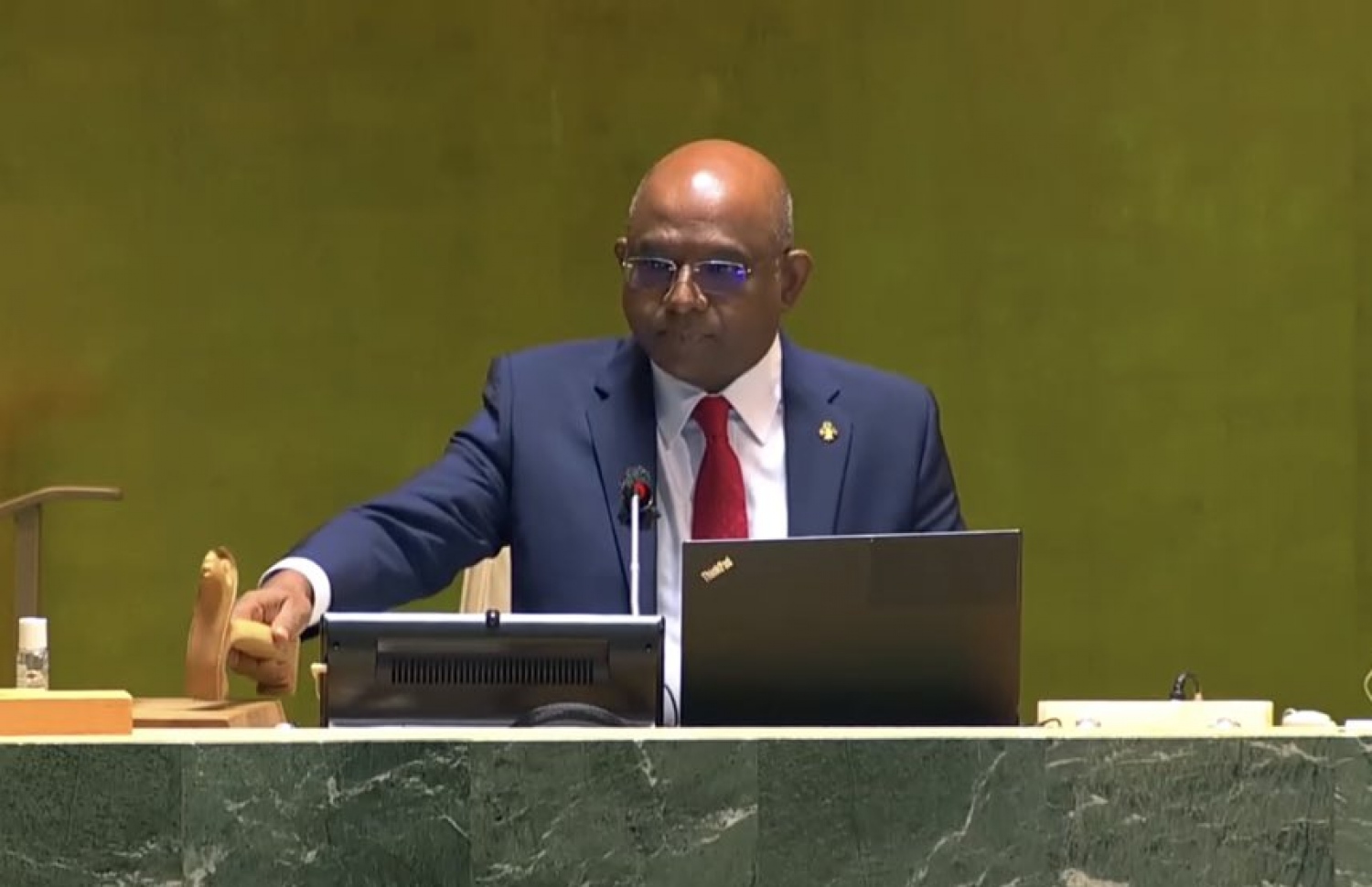 ޝާހިދު، މިރޭ ފެށި އދ. ގެ އާއްމު މަޖިލީހުން 76 ވަނަ ސެޝަނުގެ ރިޔާސަތު ބަލަހައްޓަވަނީ.