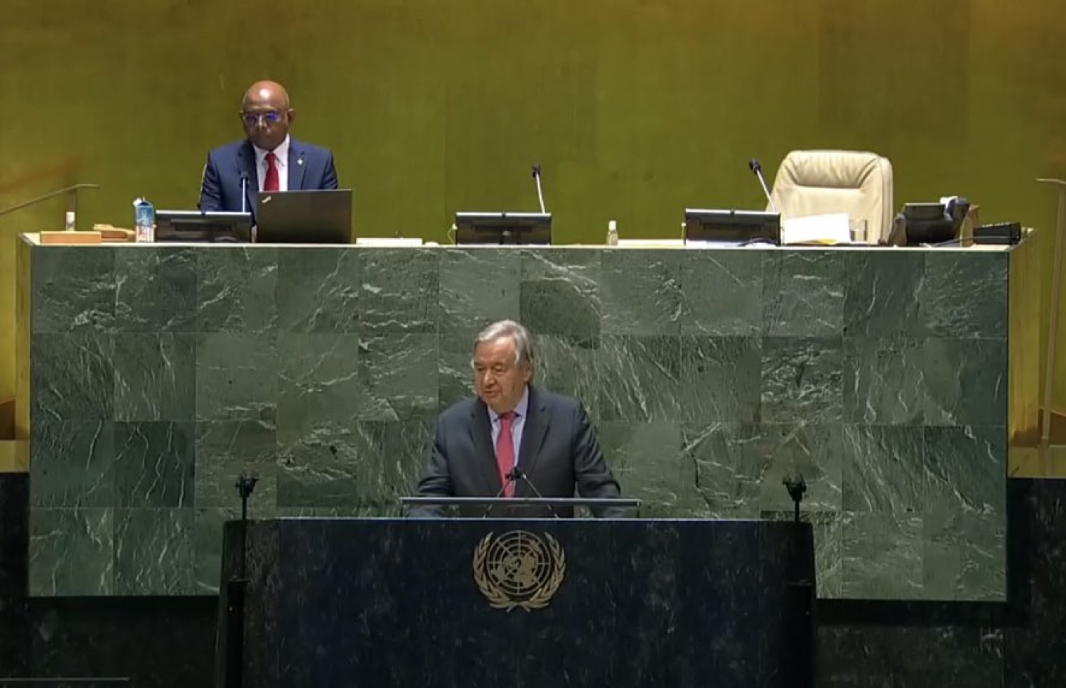 މިރޭ ފެށި އދ. ގެ އާއްމު މަޖިލީހުން 76 ވަނަ ސެޝަނުގައި ސެކްރެޓަރީ ޖެނެރަލް އެންޓޯނިއޯ ގުޓެރެޒް ވާހަކަ ދައްކަވާއިރު، އެ ޖަމާއަތުގެ ރައީސް ޝާހިދު ރިޔާސަތުގައި.
.