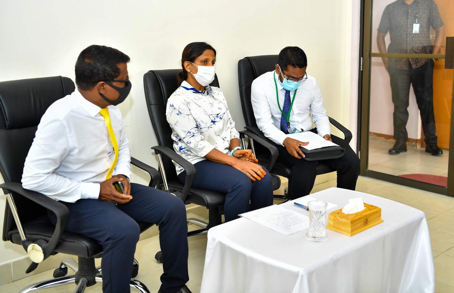 ރައީސް އިބްރާހިމް މުހައްމަދު ސޯލިހް މިދިޔަ ހަފުތާގައި ށ. އަތޮޅަށް ކުރެއްވި ދަތުރުގައި އަރިހުގައި ވަޑައިގަތް އަނބިކަނބަލުން ފަޒްނާ އަހްމަދާއި ރައީސް އޮފީހުގެ ޕޮލިސީ ސެކްރެޓަރީ އަހްމަދު ހަމްދާން، ފުނަދޫ ޗިލްޑްރަން ސާވިސް ސެންޓަރުގެ މުވައްޒަފުންނާ ބައްދަލުކުރައްވައި އެތަނުގައި ހުރި ދަތިތައް އޮޅުންފިލުއްވަނީ. -- ފޮޓޯ/ ރައީސް އޮފީސް