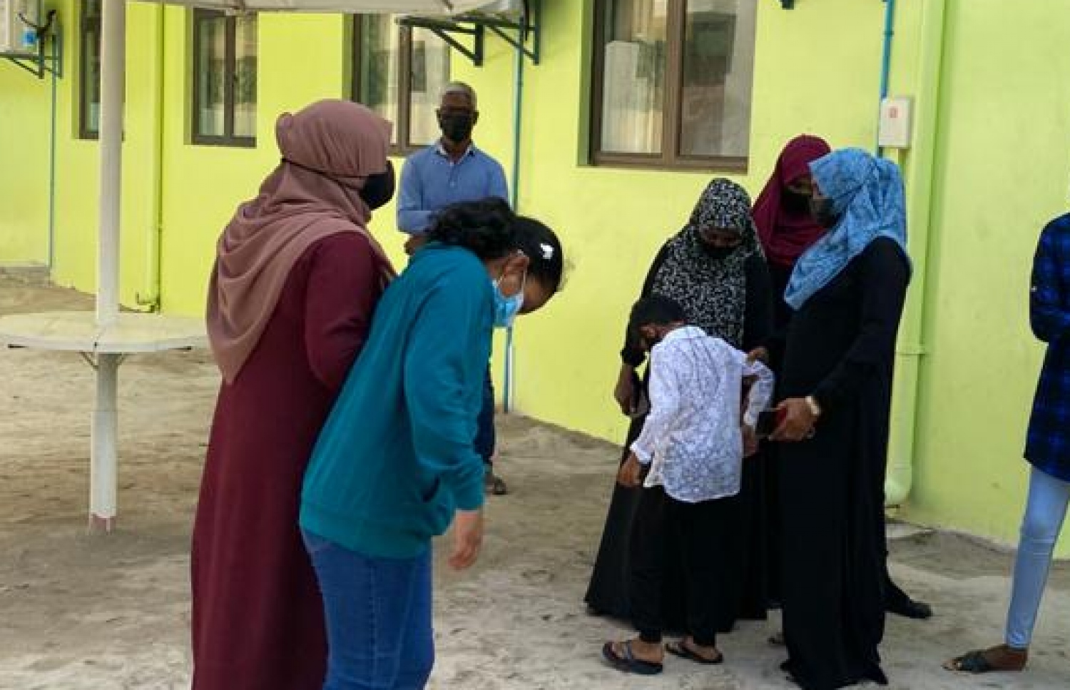 ށ. ފުނަދޫ ޗިލްޑްރަންސް ސާވިސް ސެންޓަރުގައި ދެ ކުއްޖަކު އެތަނުގެ މުވައްޒަފުންނާ އެކު: އެއީ އެންމެ ގިނަ ކުދިން ބަލަހައްޓާ ސެންޓަރު. -- ފޮޓޯ/ މިހާރު