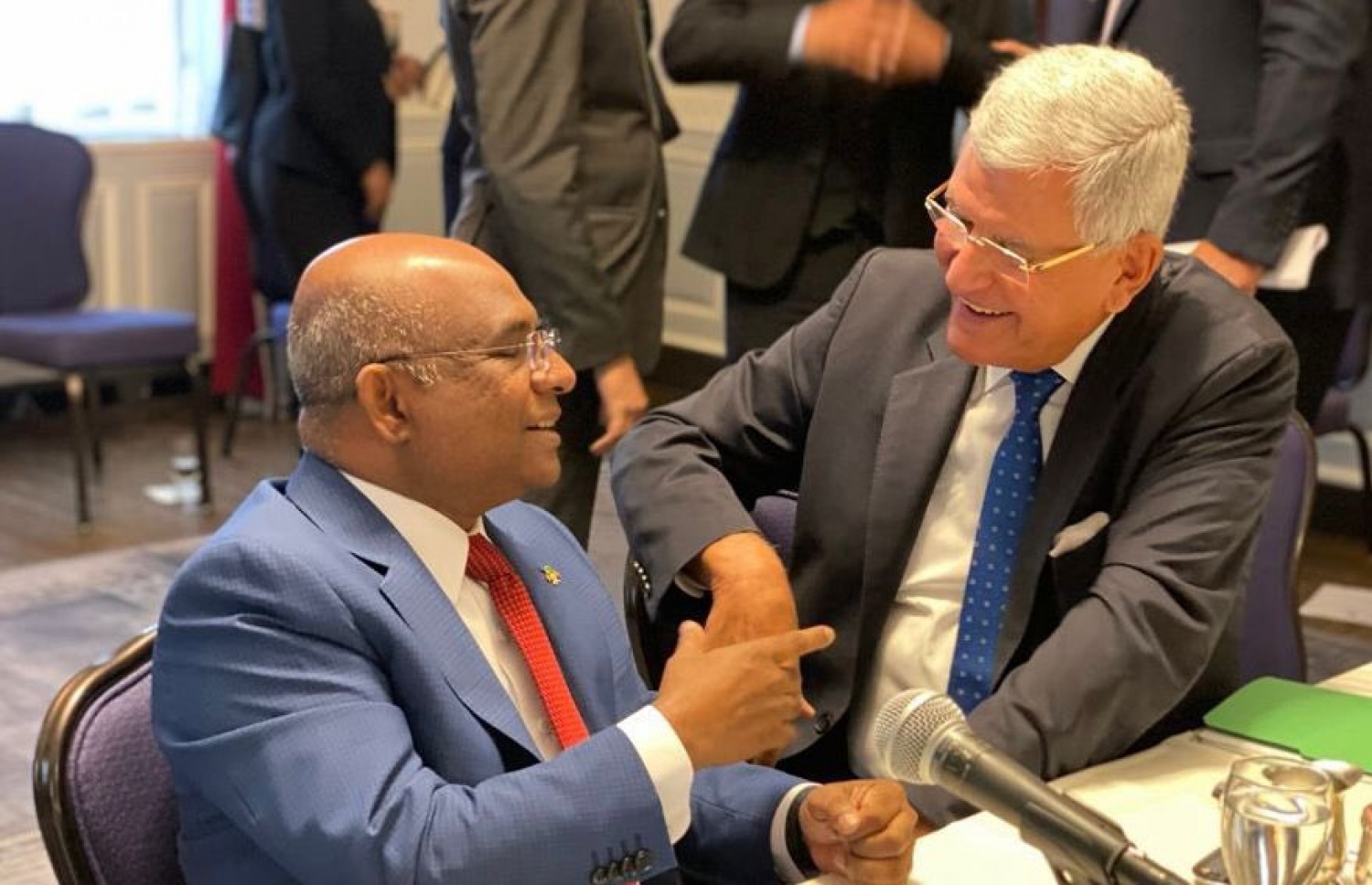 \އދ. ގެ އާއްމު މަޖިލީހުގެ 76 ވަނަ ސެޝަން ފެށުމާއި އެ ސެޝަންގެ ރިޔާސަތާ ރާއްޖޭގެ ފޮރިން މިނިސްޓަރު އަބްދުﷲ ޝާހިދު ހަވާލުވެވަޑައިގަތުމަށް ބޭއްވި ތާރީހީ ޖަލްސާގައި 75 ވަނަ ސެޝަންގެ ރައީސް ވޮލްކަން ބޮޒްކިރް އާއި ޝާހިދު ވާހަކަ ދައްކަވަނީ.