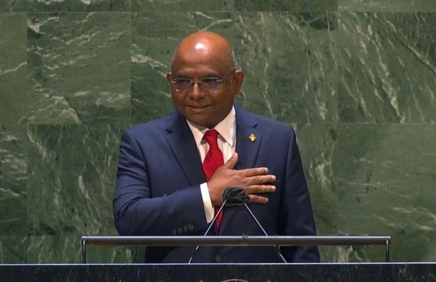 އދ. ގެ އާއްމު މަޖިލީހުގެ 76 ވަނަ ސެޝަންގެ ރިޔާސަތާ ރާއްޖޭގެ ފޮރިން މިނިސްޓަރު އަބްދުﷲ ޝާހިދު ހަވާލުވެވަޑައިގަތުމަށް ފަހު، މެމްބަރު ގައުމުތަކުގެ މަންދޫބުންނާ ސަލާމް ކުރައްވަނީ.