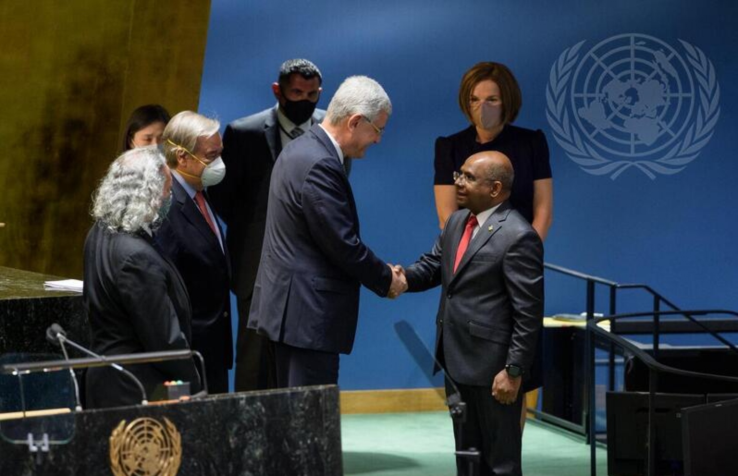 އދ. ގެ އާއްމު މަޖިލީހުގެ 76 ވަނަ ސެޝަން ފެށުމާއި އެ ސެޝަންގެ ރިޔާސަތާ ރާއްޖޭގެ ފޮރިން މިނިސްޓަރު އަބްދުﷲ ޝާހިދު ހަވާލުވެވަޑައިގަތުމަށް ބޭއްވި ޖަލްސާގައި 75 ވަނަ ސެޝަންގެ ރައީސް ވޮލްކަން ބޮޒްކިރް، ޝާހިދާ ސަލާމް ކުރައްވަނީ.