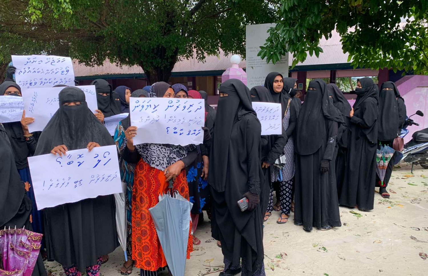 ހިރިލަންދޫ ސްކޫލުގެ ބެލެނިވެރިން ސްކޫލު ބަންދުކުރުމަށް ފަހު ޕޯސްޓަރުތަކާ އެކު ކަންބޮޑުވުން ފާޅުކުރަނީ--