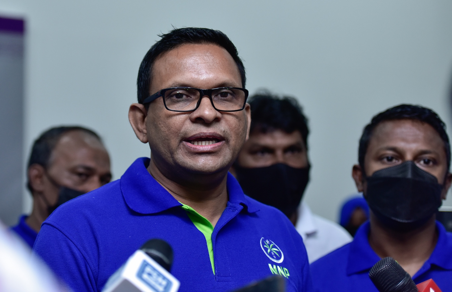 ގައުމީ ފިކުރުގެ ގޮތުގައި ކުރިއަރުވާ މޯލްޑިވްސް ނެޝަނަލް ޕާޓީ (އެމްއެންޕީ) ރަޖިސްޓްރީ ކުރަން އިލެކްޝަންސް ކޮމިޝަނަށް 5،000 ސޮޔާ އެކު ފޯމު ހުށަހަޅަން ބޭއްވި ރަސްމިއްޔާތު.-- ފޮޓޯ: އަހްމަދު އަވްޝަން އިލްޔާސް / މިހާރު