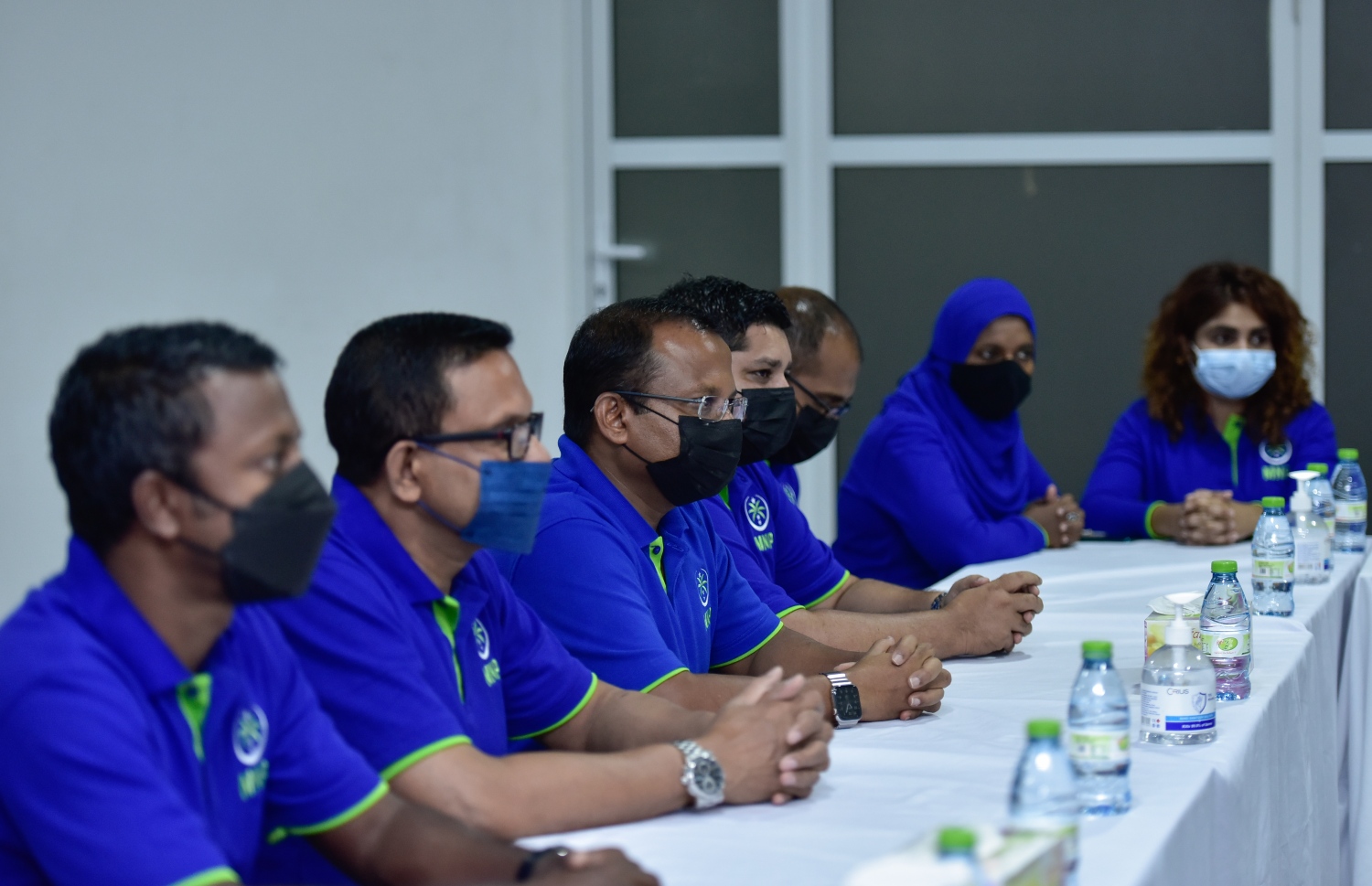 ގައުމީ ފިކުރުގެ ގޮތުގައި ކުރިއަރުވާ މޯލްޑިވްސް ނެޝަނަލް ޕާޓީ (އެމްއެންޕީ) ރަޖިސްޓްރީ ކުރަން އިލެކްޝަންސް ކޮމިޝަނަށް 5،000 ސޮޔާ އެކު ފޯމު ހުށަހަޅަން ބޭއްވި ރަސްމިއްޔާތު.-- ފޮޓޯ: އަހްމަދު އަވްޝަން އިލްޔާސް / މިހާރު