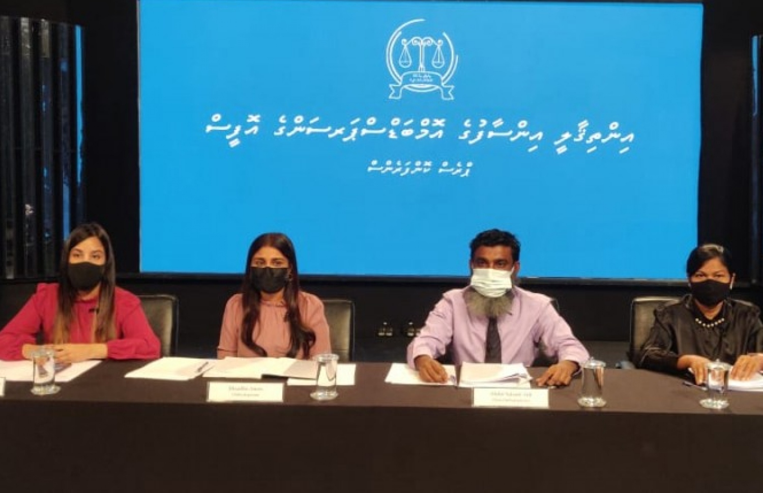 އިންތިގާލީ އިންސާފުގެ އޮފީހުން ބޭއްވި ނޫސްވެރިންގެ ބައްދަލުވުމުގައި އެ އޮފީހުގެ މެމްމަބަރުން.