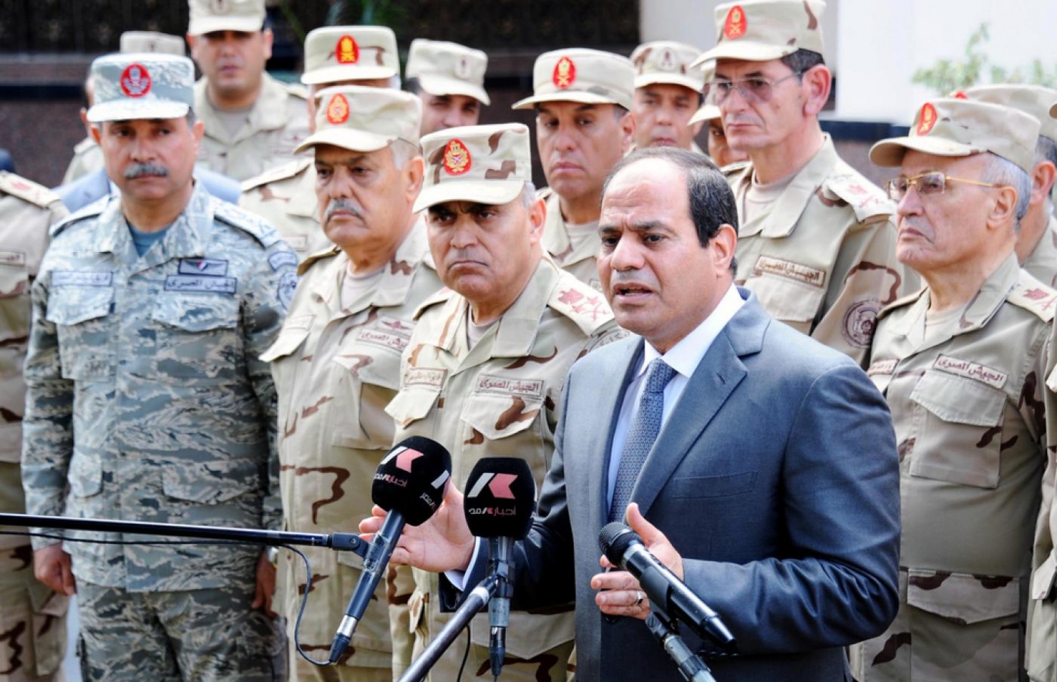 މިސްރުގެ ރައީސް އަބްދުލްފައްތާހް އައްސީސީ އެ ގައުމުގެ އަސްކަރިއްޔާގެ ބައެއް އިސް ޖެނެރަލުންނާ އެކު. --އޭއެފްޕީ