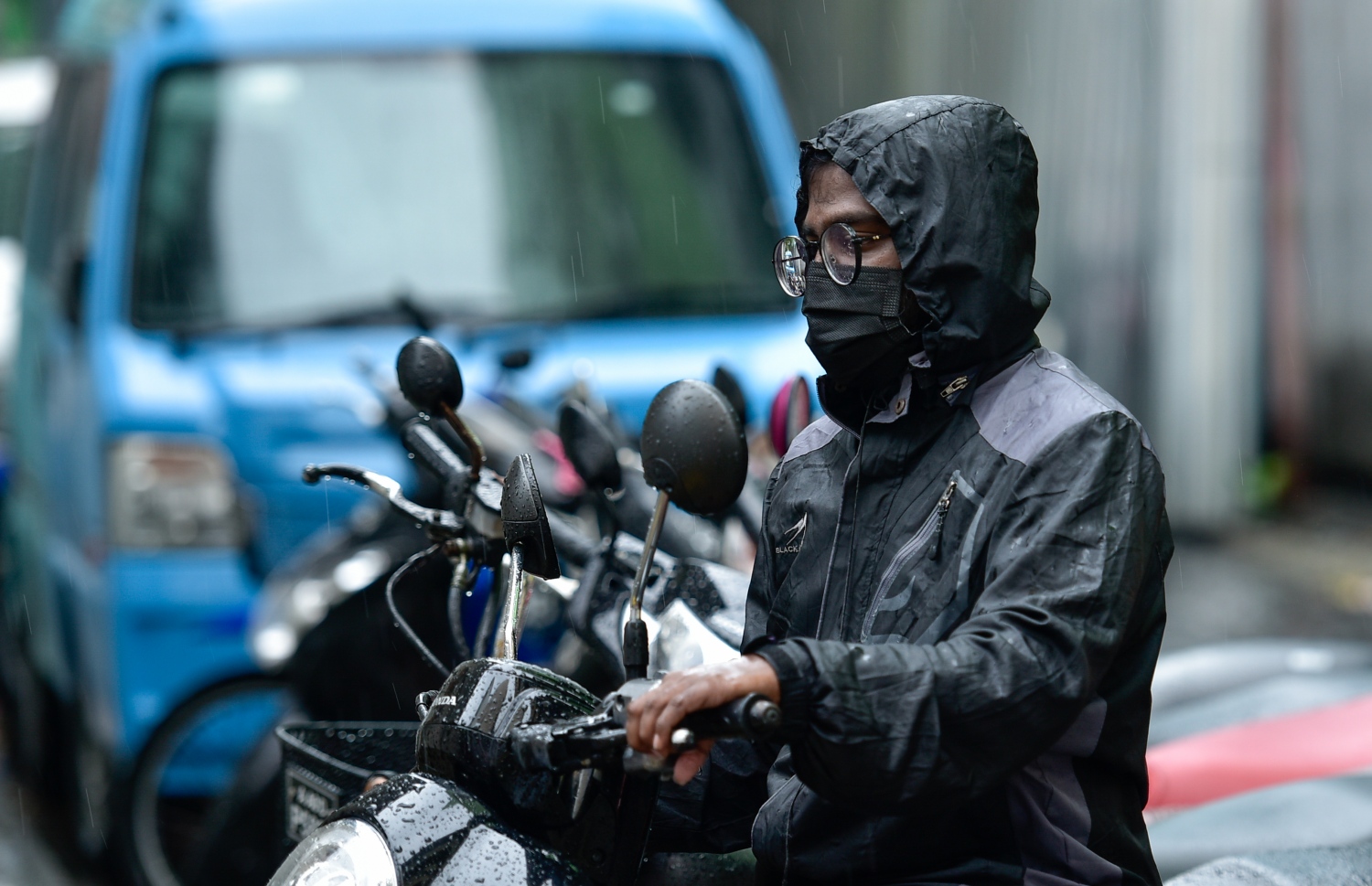 މާލެ: ސެޕްޓެމްބަރު 15، 2021: ވައިގަދަވެ، މޫސުން ގޯސްވުން: ގަދަ ވަޔާ އެކު އައި ކޮޅިގަނޑެއްގައި ދަތުރުފަތުރަށް ވެސް ވަނީ ބުރޫ އަރާފައި. ބޯކޮށް ވާރޭ ވެހި، ވައި ގަދަ ވުމުގެ ސަބަބުން ސައިކަލް ނުދުއްވި ހުއްޓިގެން ހުންނަން ޖެހުނު.-- ފޮޓޯ: އަހުމަދު އަވްޝަން އިލްޔާސް /މިހާރު