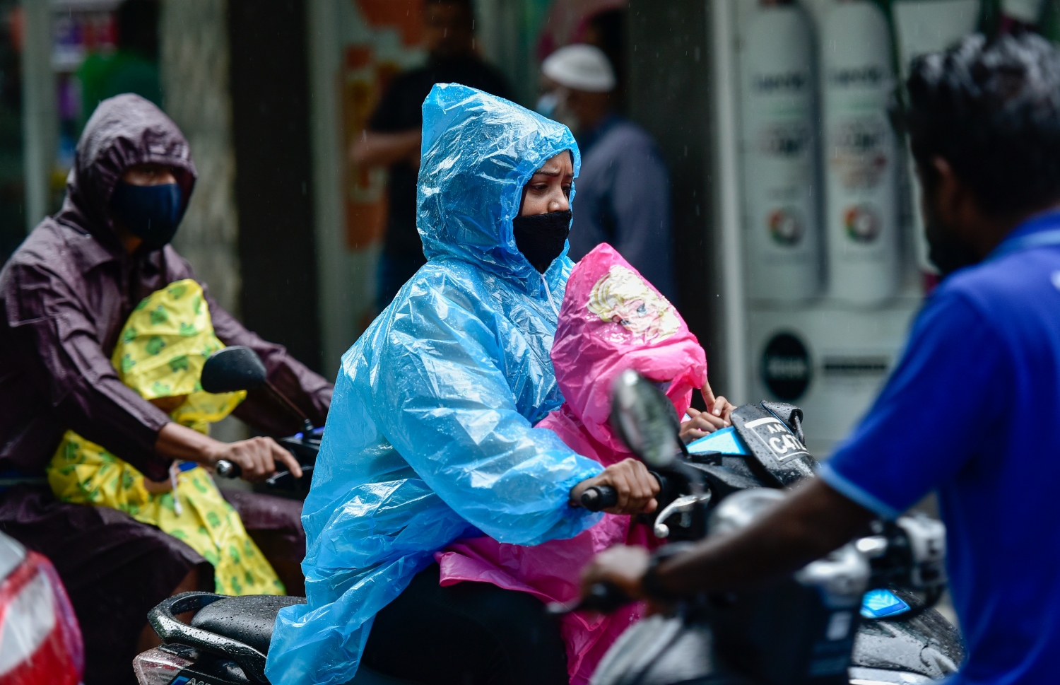 މާލެ: ސެޕްޓެމްބަރު 15، 2021: ވައިގަދަވެ، މޫސުން ގޯސްވުން: ގަދަ ވަޔާ އެކު އައި ކޮޅިގަނޑެއްގައި ދަތުރުފަތުރަށް ވެސް ވަނީ ބުރޫ އަރާފައި. ބޯކޮށް ވާރޭ ވެހި، ވައި ގަދަ ވުމުގެ ސަބަބުން ސައިކަލް ނުދުއްވި ހުއްޓިގެން ހުންނަން ޖެހުނު.-- ފޮޓޯ: އަހުމަދު އަވްޝަން އިލްޔާސް /މިހާރު