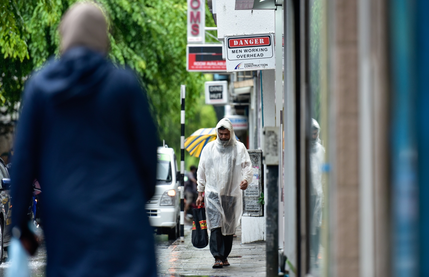 މާލެ: ސެޕްޓެމްބަރު 15، 2021: ވައިގަދަވެ، މޫސުން ގޯސްވުން: ގަދަ ވަޔާ އެކު އައި ކޮޅިގަނޑެއްގައި ދަތުރުފަތުރަށް ވެސް ވަނީ ބުރޫ އަރާފައި. ބޯކޮށް ވާރޭ ވެހި، ވައި ގަދަ ވުމުގެ ސަބަބުން ސައިކަލް ނުދުއްވި ހުއްޓިގެން ހުންނަން ޖެހުނު.-- ފޮޓޯ: އަހުމަދު އަވްޝަން އިލްޔާސް /މިހާރު