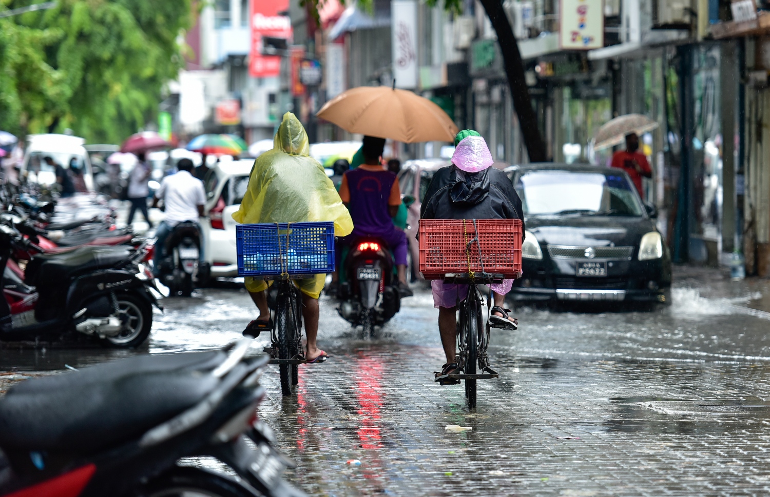 މާލެ: ސެޕްޓެމްބަރު 15، 2021: ވައިގަދަވެ، މޫސުން ގޯސްވުން: ގަދަ ވަޔާ އެކު އައި ކޮޅިގަނޑެއްގައި ދަތުރުފަތުރަށް ވެސް ވަނީ ބުރޫ އަރާފައި. ބޯކޮށް ވާރޭ ވެހި، ވައި ގަދަ ވުމުގެ ސަބަބުން ސައިކަލް ނުދުއްވި ހުއްޓިގެން ހުންނަން ޖެހުނު.-- ފޮޓޯ: އަހުމަދު އަވްޝަން އިލްޔާސް /މިހާރު