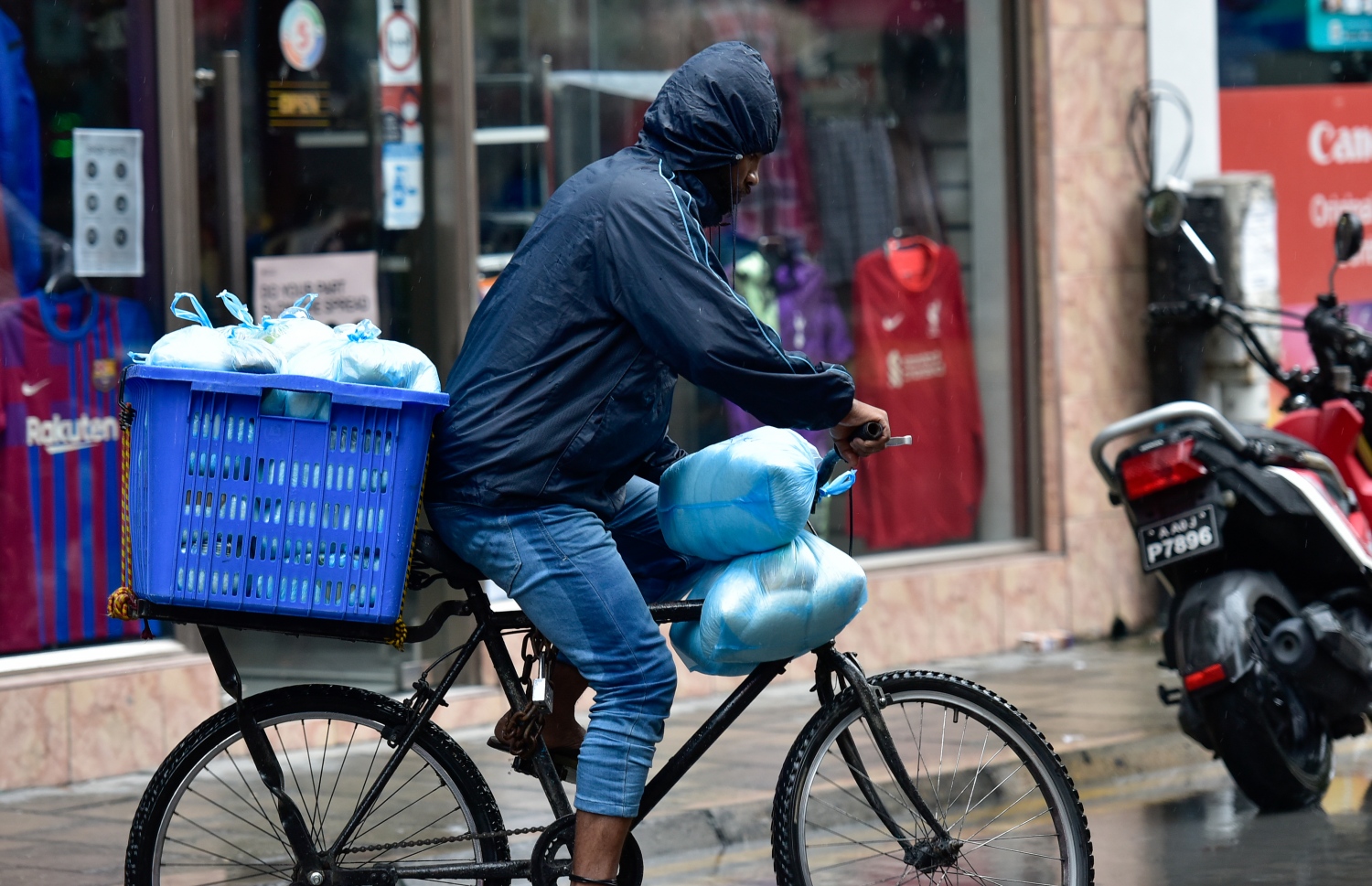 މާލެ: ސެޕްޓެމްބަރު 15، 2021: ވައިގަދަވެ، މޫސުން ގޯސްވުން: ގަދަ ވަޔާ އެކު އައި ކޮޅިގަނޑެއްގައި ދަތުރުފަތުރަށް ވެސް ވަނީ ބުރޫ އަރާފައި. ބޯކޮށް ވާރޭ ވެހި، ވައި ގަދަ ވުމުގެ ސަބަބުން ސައިކަލް ނުދުއްވި ހުއްޓިގެން ހުންނަން ޖެހުނު.-- ފޮޓޯ: އަހުމަދު އަވްޝަން އިލްޔާސް /މިހާރު