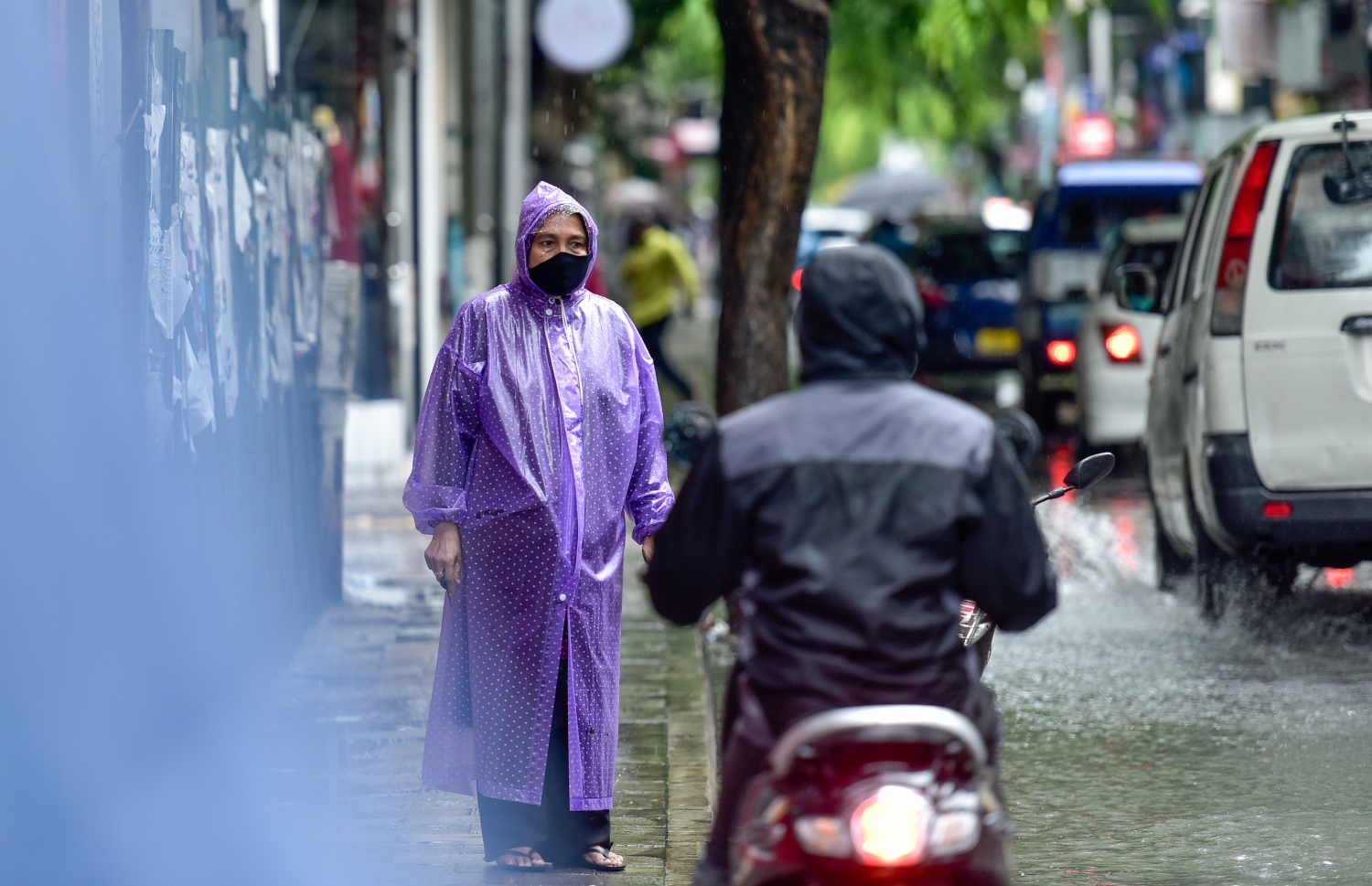 މާލެ: ސެޕްޓެމްބަރު 15، 2021: ވައިގަދަވެ، މޫސުން ގޯސްވުން: ގަދަ ވަޔާ އެކު އައި ކޮޅިގަނޑެއްގައި ދަތުރުފަތުރަށް ވެސް ވަނީ ބުރޫ އަރާފައި. ބޯކޮށް ވާރޭ ވެހި، ވައި ގަދަ ވުމުގެ ސަބަބުން ސައިކަލް ނުދުއްވި ހުއްޓިގެން ހުންނަން ޖެހުނު.-- ފޮޓޯ: އަހުމަދު އަވްޝަން އިލްޔާސް /މިހާރު