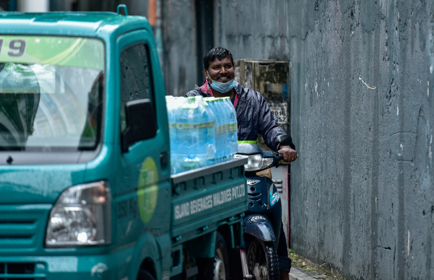މާލެ: ސެޕްޓެމްބަރު 15، 2021: ވައިގަދަވެ، މޫސުން ގޯސްވުން: ގަދަ ވަޔާ އެކު އައި ކޮޅިގަނޑެއްގައި ދަތުރުފަތުރަށް ވެސް ވަނީ ބުރޫ އަރާފައި. ބޯކޮށް ވާރޭ ވެހި، ވައި ގަދަ ވުމުގެ ސަބަބުން ސައިކަލް ނުދުއްވި ހުއްޓިގެން ހުންނަން ޖެހުނު.-- ފޮޓޯ: އަހުމަދު އަވްޝަން އިލްޔާސް /މިހާރު