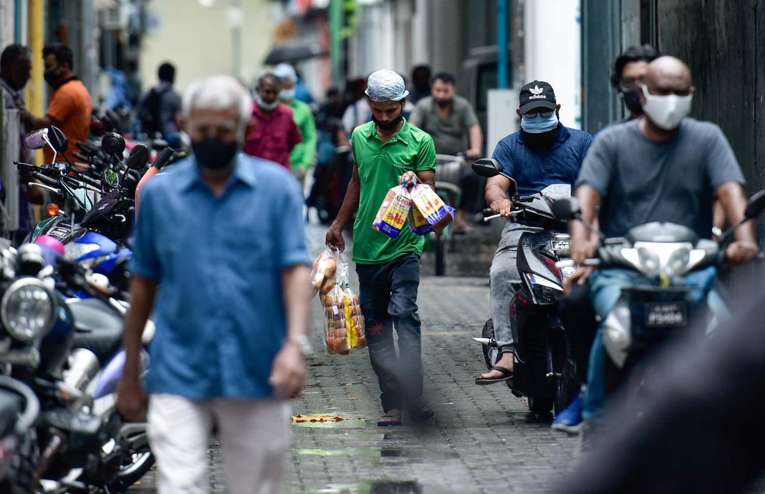 މާލެ: ސެޕްޓެމްބަރު 15، 2021: ވައިގަދަވެ، މޫސުން ގޯސްވުން: ގަދަ ވަޔާ އެކު އައި ކޮޅިގަނޑެއްގައި ދަތުރުފަތުރަށް ވެސް ވަނީ ބުރޫ އަރާފައި. ބޯކޮށް ވާރޭ ވެހި، ވައި ގަދަ ވުމުގެ ސަބަބުން ސައިކަލް ނުދުއްވި ހުއްޓިގެން ހުންނަން ޖެހުނު.-- ފޮޓޯ: އަހުމަދު އަވްޝަން އިލްޔާސް /މިހާރު