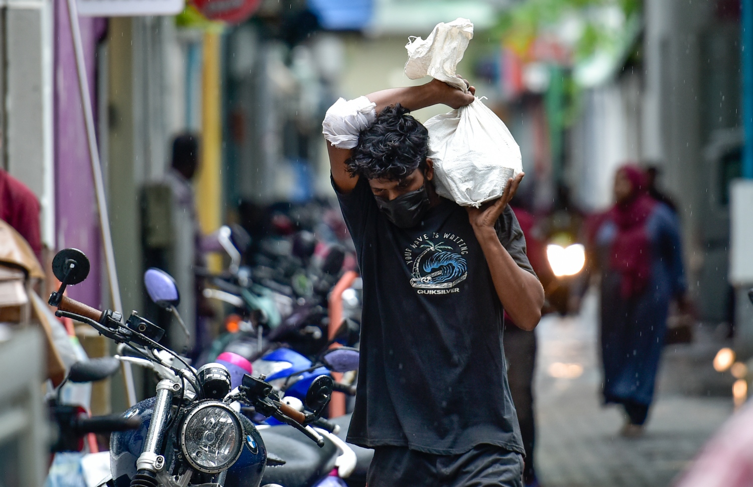 މާލެ: ސެޕްޓެމްބަރު 15، 2021: ވައިގަދަވެ، މޫސުން ގޯސްވުން: ގަދަ ވަޔާ އެކު އައި ކޮޅިގަނޑެއްގައި ދަތުރުފަތުރަށް ވެސް ވަނީ ބުރޫ އަރާފައި. ބޯކޮށް ވާރޭ ވެހި، ވައި ގަދަ ވުމުގެ ސަބަބުން ސައިކަލް ނުދުއްވި ހުއްޓިގެން ހުންނަން ޖެހުނު.-- ފޮޓޯ: އަހުމަދު އަވްޝަން އިލްޔާސް /މިހާރު