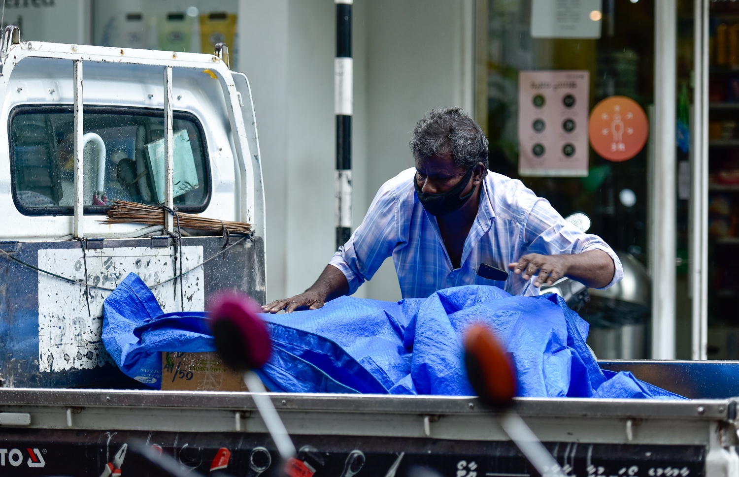 މާލެ: ސެޕްޓެމްބަރު 15، 2021: ވައިގަދަވެ، މޫސުން ގޯސްވުން: ގަދަ ވަޔާ އެކު އައި ކޮޅިގަނޑެއްގައި ދަތުރުފަތުރަށް ވެސް ވަނީ ބުރޫ އަރާފައި. ބޯކޮށް ވާރޭ ވެހި، ވައި ގަދަ ވުމުގެ ސަބަބުން ސައިކަލް ނުދުއްވި ހުއްޓިގެން ހުންނަން ޖެހުނު.-- ފޮޓޯ: އަހުމަދު އަވްޝަން އިލްޔާސް /މިހާރު