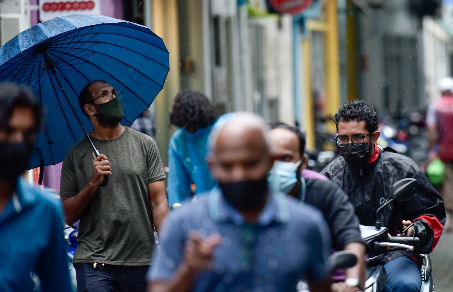 މާލެ: ސެޕްޓެމްބަރު 15، 2021: ވައިގަދަވެ، މޫސުން ގޯސްވުން: ގަދަ ވަޔާ އެކު އައި ކޮޅިގަނޑެއްގައި ދަތުރުފަތުރަށް ވެސް ވަނީ ބުރޫ އަރާފައި. ބޯކޮށް ވާރޭ ވެހި، ވައި ގަދަ ވުމުގެ ސަބަބުން ސައިކަލް ނުދުއްވި ހުއްޓިގެން ހުންނަން ޖެހުނު.-- ފޮޓޯ: އަހުމަދު އަވްޝަން އިލްޔާސް /މިހާރު