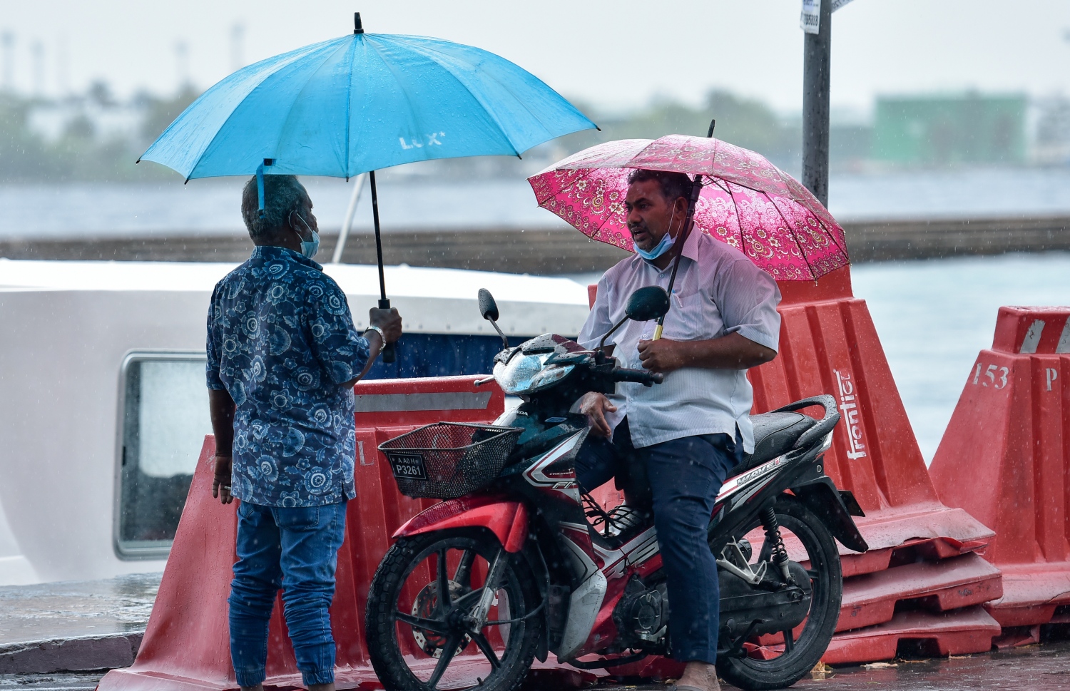 މާލެ: ސެޕްޓެމްބަރު 15، 2021: ވައިގަދަވެ، މޫސުން ގޯސްވުން: ގަދަ ވަޔާ އެކު އައި ކޮޅިގަނޑެއްގައި ދަތުރުފަތުރަށް ވެސް ވަނީ ބުރޫ އަރާފައި. ބޯކޮށް ވާރޭ ވެހި، ވައި ގަދަ ވުމުގެ ސަބަބުން ސައިކަލް ނުދުއްވި ހުއްޓިގެން ހުންނަން ޖެހުނު.-- ފޮޓޯ: އަހުމަދު އަވްޝަން އިލްޔާސް /މިހާރު