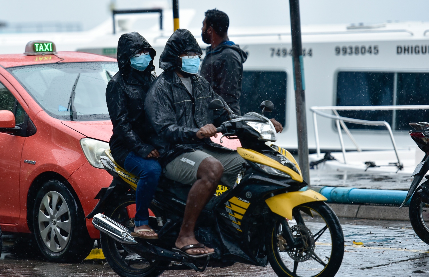 މާލެ: ސެޕްޓެމްބަރު 15، 2021: ވައިގަދަވެ، މޫސުން ގޯސްވުން: ގަދަ ވަޔާ އެކު އައި ކޮޅިގަނޑެއްގައި ދަތުރުފަތުރަށް ވެސް ވަނީ ބުރޫ އަރާފައި. ބޯކޮށް ވާރޭ ވެހި، ވައި ގަދަ ވުމުގެ ސަބަބުން ސައިކަލް ނުދުއްވި ހުއްޓިގެން ހުންނަން ޖެހުނު.-- ފޮޓޯ: އަހުމަދު އަވްޝަން އިލްޔާސް /މިހާރު