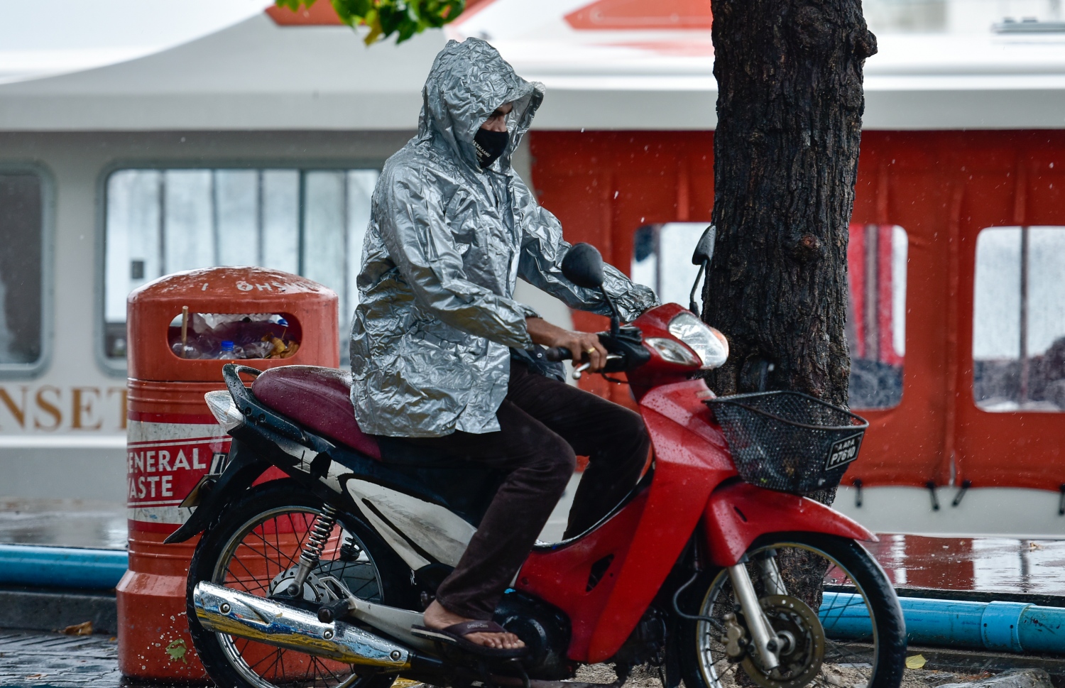މާލެ: ސެޕްޓެމްބަރު 15، 2021: ވައިގަދަވެ، މޫސުން ގޯސްވުން: ގަދަ ވަޔާ އެކު އައި ކޮޅިގަނޑެއްގައި ދަތުރުފަތުރަށް ވެސް ވަނީ ބުރޫ އަރާފައި. ބޯކޮށް ވާރޭ ވެހި، ވައި ގަދަ ވުމުގެ ސަބަބުން ސައިކަލް ނުދުއްވި ހުއްޓިގެން ހުންނަން ޖެހުނު.-- ފޮޓޯ: އަހުމަދު އަވްޝަން އިލްޔާސް /މިހާރު