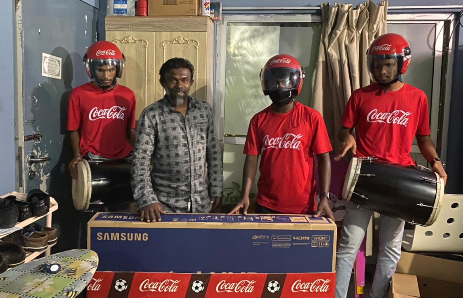 ކޮކާ ކޯލާ އިން ބޭއްވި ޕްރޮމޯޝަނުން ސްމާޓް ޓީވީ ފްރިޖް ހޯއްދެއްވި މީހަކަށް އިނާމު ހަވާލުކުރަނީ--ފޮޓޯ:ކޮކާ ކޯލާ