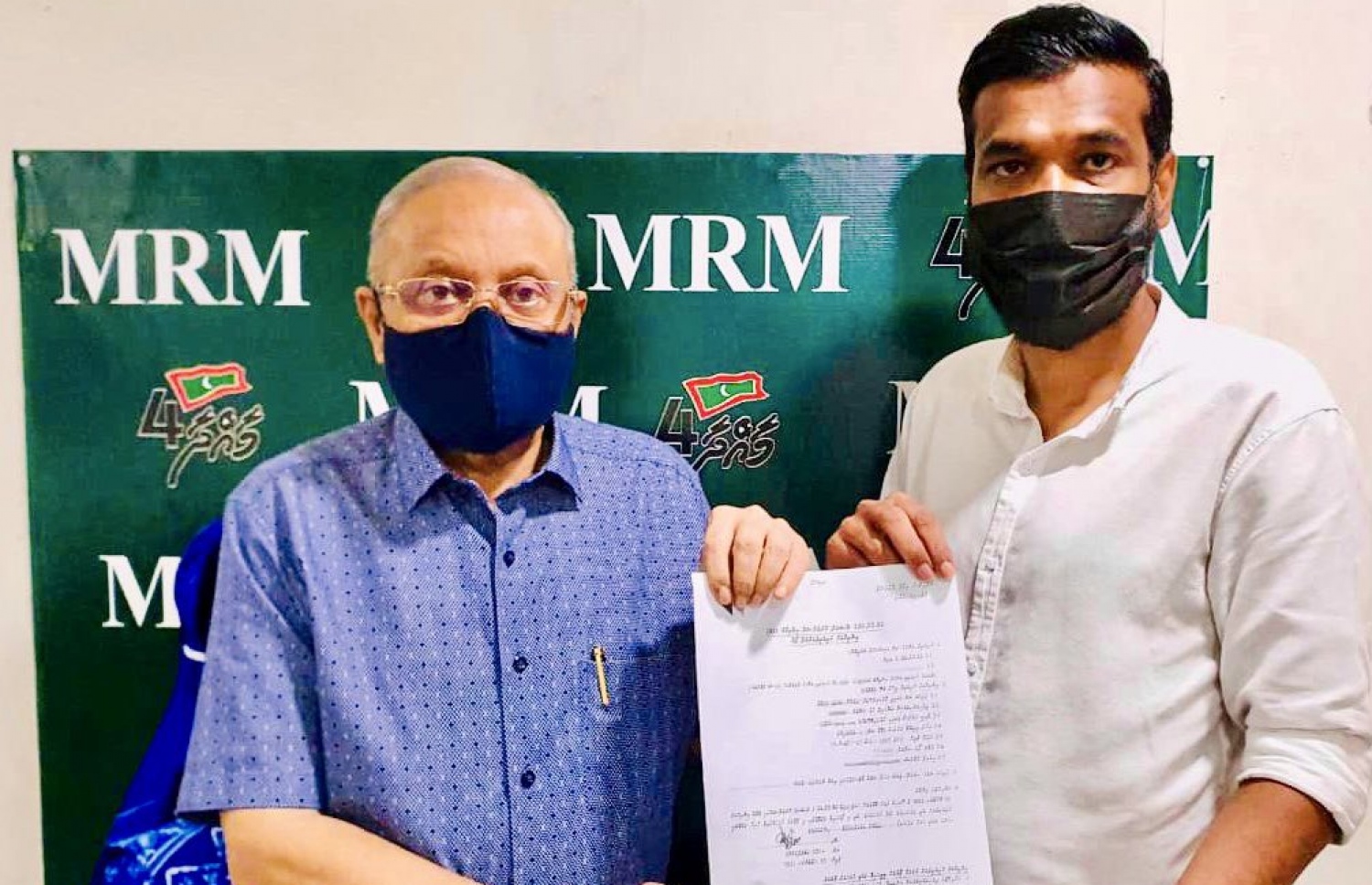 އެމްއާރުއެމްގެ ޒައީމް ކަމަށް ކުރިމަތިލައްވައި ފޯމު ޕާޓީގެ ސެކްރެޓަރީ ޖެނެރަލް އަބްދުލްއަލީމްއާ ހަވާލުކުރައްވަނީ.