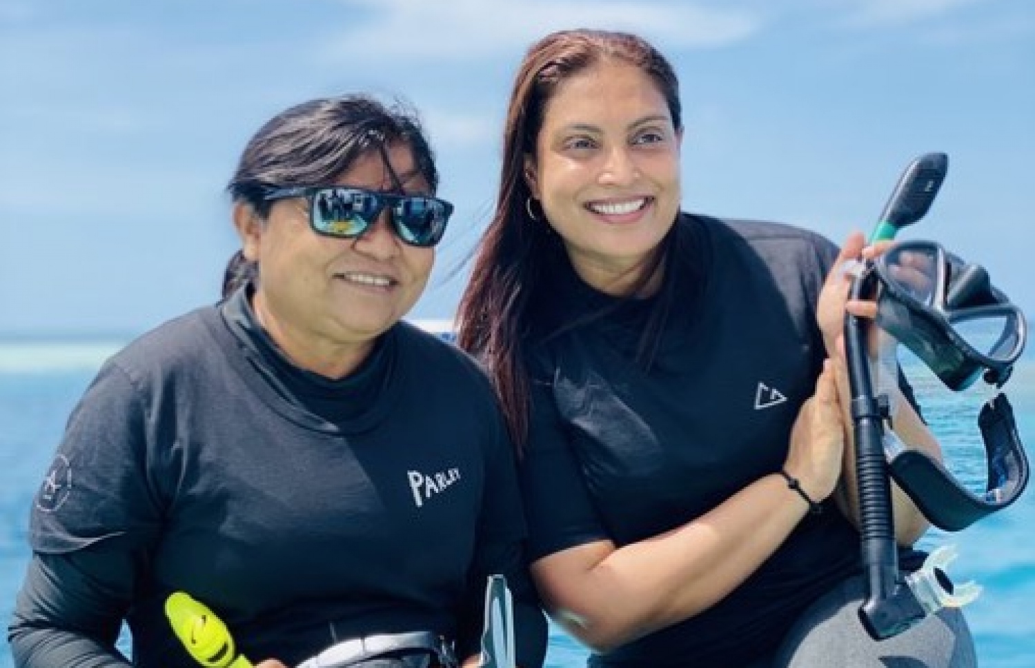 އެޑިއުކޭޝަން މިނިސްޓަރު ޑރ. އައިޝަތު އަލީ ވ. ކެޔޮދޫ ސްކޫލްގެ ދަރިވަރުންނާ އެކު އެ ރަށް ކައިރި އަށް އަޑިއަށް ގޮސްފައި އޮންނަ ބޯޓުގެ ސަރަހައްދަށް ކުރެއްވި ސްނޯކްލިން ދަތުރުގައި ޕާލޭ މޯލްޑިވްސްގެ އެގްޒެކެޓިވް ޑިރެކްޓަރު ޝާހީނާ އަލީ.-- ފޮޓޯ: އެޑިއުކޭޝަން މިނިސްޓްރީ