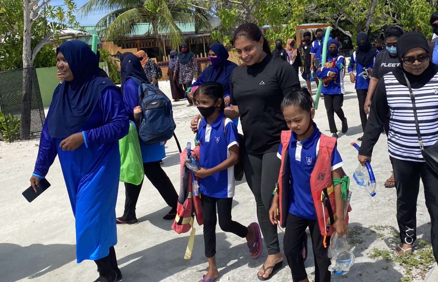 ޑރ. އައިޝަތު އަލީ ވ. ކެޔޮދޫ ސްކޫލްގެ ދަރިވަރުންނާ އެކު އެ ރަށް ކައިރި އަށް އަޑިއަށް ގޮސްފައި އޮންނަ ބޯޓުގެ ސަރަހައްދަށް ކުރެއްވި ސްނޯކްލިން ދަތުރު.-- ފޮޓޯ: އެޑިއުކޭޝަން މިނިސްޓްރީ