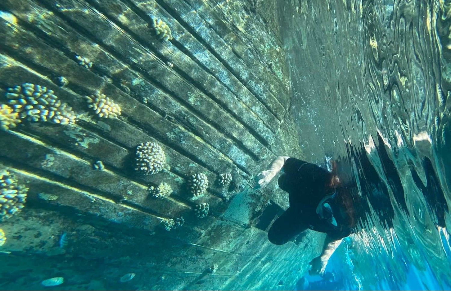 ޑރ. އައިޝަތު އަލީ ވ. ކެޔޮދޫ ސްކޫލްގެ ދަރިވަރުންނާ އެކު އެ ރަށް ކައިރީގައި އަޑިއަށް ގޮސްފައި އޮންނަ ބޯޓުގެ ސަރަހައްދަށް ކުރެއްވި ސްނޯކްލިން ދަތުރު މޫދުއަޑި ބައްލަވާލައްވަނީ.-- ފޮޓޯ: އެޑިއުކޭޝަން މިނިސްޓްރީ