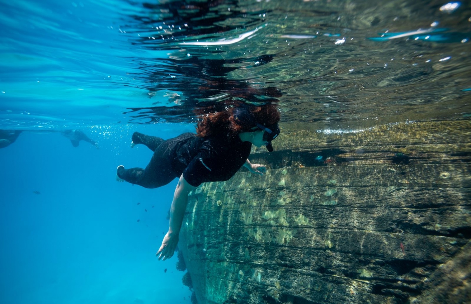 ވ. ކެޔޮދޫ ސްކޫލްގެ ދަރިވަރުންނާ އެކު އެ ރަށް ކައިރީގައި އަޑިއަށް ގޮސްފައި އޮންނަ ބޯޓުގެ ސަރަހައްދަށް މިނިސްޓަރު ކުރެއްވި ސްނޯކްލިން ދަތުރުގައި މޫދުއަޑި ބައްލަވާލައްވަނީ.-- ފޮޓޯ: އެޑިއުކޭޝަން މިނިސްޓްރީ