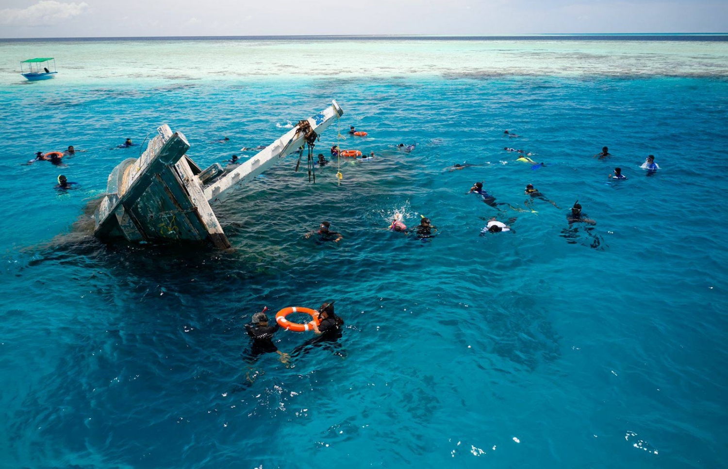 އެޑިއުކޭޝަން މިނިސްޓަރު ޑރ. އައިޝަތު އަލީ ވ. ކެޔޮދޫ ސްކޫލްގެ ދަރިވަރުންނާ އެކު އެ ރަށް ކައިރީގައި އަޑިއަށް ގޮސްފައި އޮންނަ ބޯޓުގެ ސަރަހައްދަށް ކުރެއްވި ސްނޯކްލިން ދަތުރު.-- ފޮޓޯ: އެޑިއުކޭޝަން މިނިސްޓްރީ