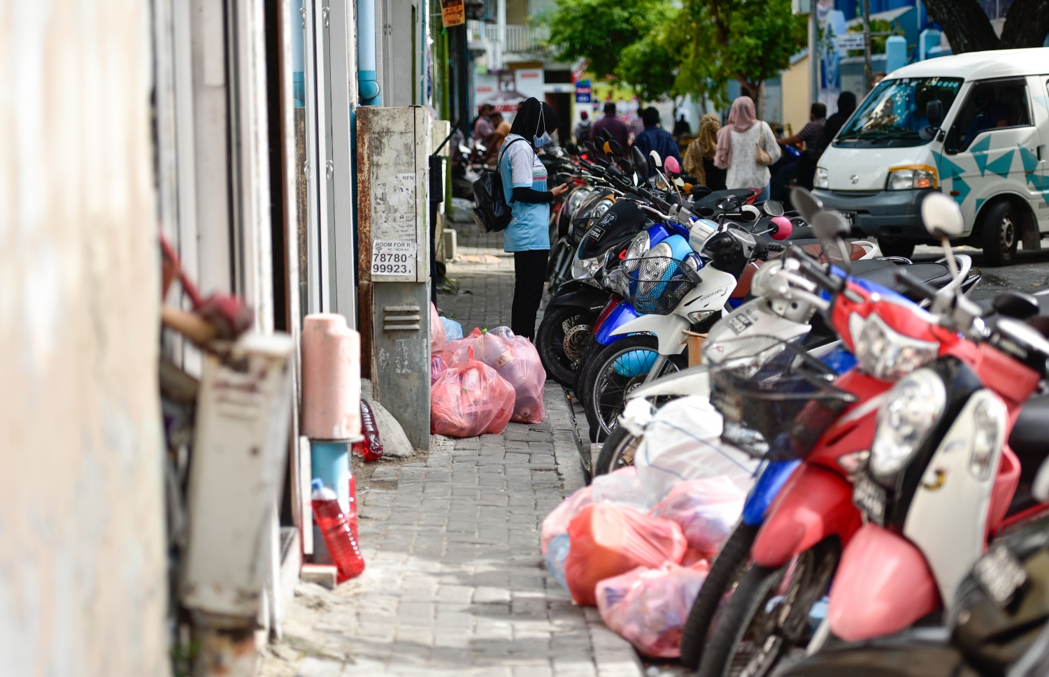 މާލެ: ސެޕްޓެމްބަރު 16، 2021: މާލޭގެ މަގަކަށް ނެރިފައި ހުރި ކުނި ކޮތަޅު ތަކެއް .-- ފޮޓޯ: އަހުމަދު އަވްޝަން / މިހާރު
