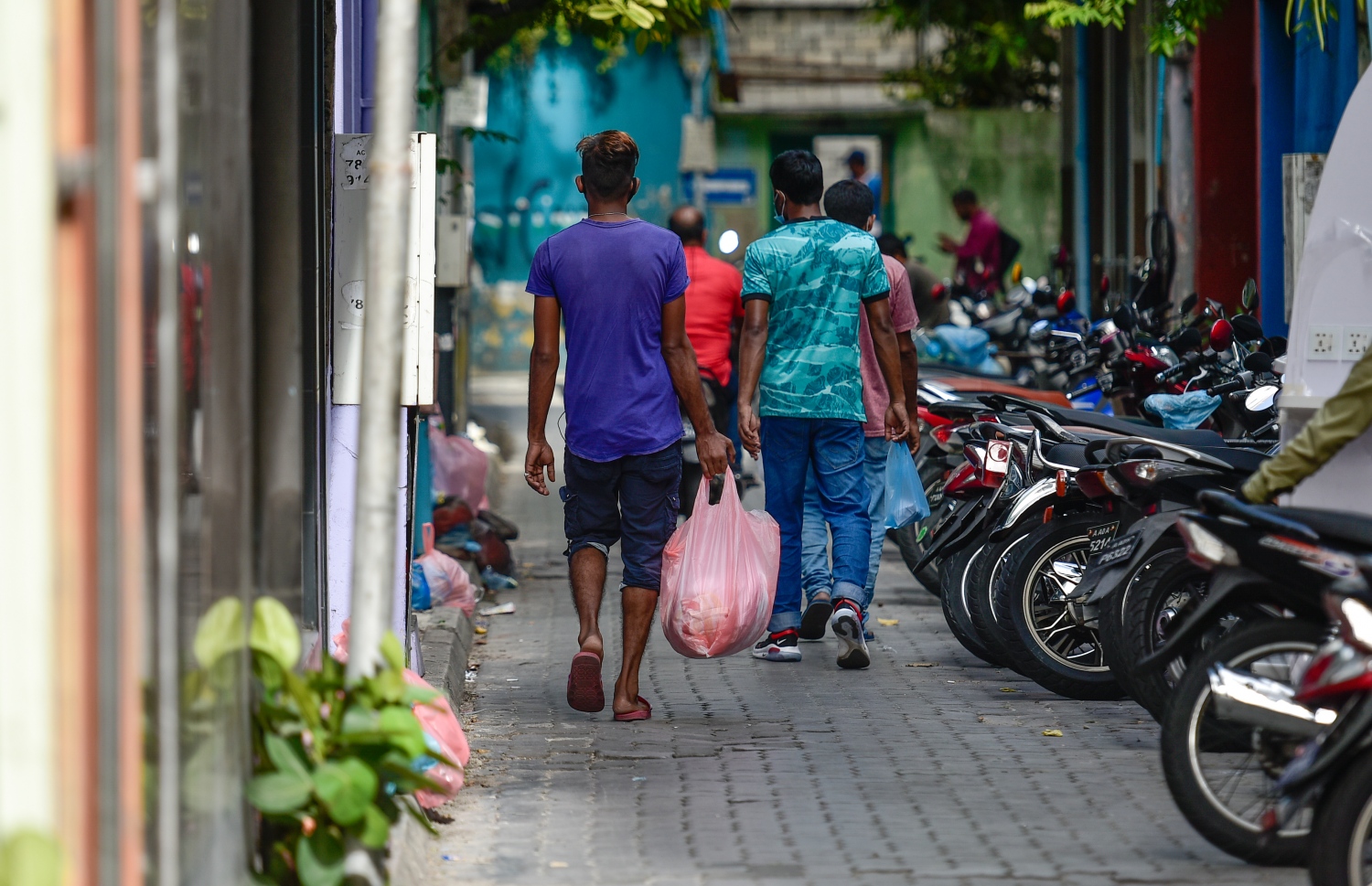 މާލެ: ސެޕްޓެމްބަރު 16، 2021: ދެ މީހަކު ގެއިން ކުނި ކޮތަޅު ތަކެއް މަގުމައްޗަށް ނެރެނީ .-- ފޮޓޯ: އަހުމަދު އަވްޝަން / މިހާރު
