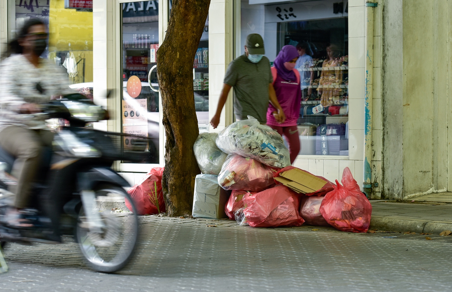 މާލެ: ސެޕްޓެމްބަރު 16، 2021: މަޖީދީ މަގަށް ނެރިފައި ހުރި ކުނި ކޮތަޅު ތަކެއް: މި މަގަގީ މާލޭގެ އެންމެ ކާރުބާރު ބޮޑު މަގު .-- ފޮޓޯ: އަހުމަދު އަވްޝަން / މިހާރު