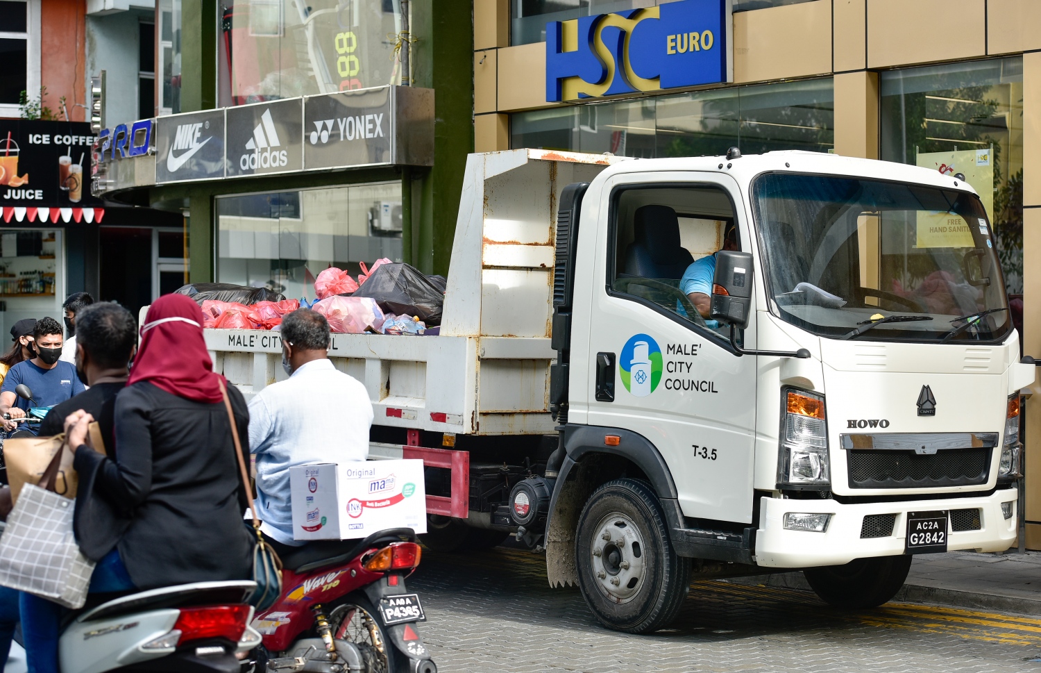 މާލެ: ސެޕްޓެމްބަރު 16، 2021: މާލެ ސިޓީ ކައުންސިލްގެ މުއައްޒަފުން މާލޭގެ މަގުތަކަށް ނެރިފައި ހުރި ކުނިތައް މިއަދު މެންދުރުގެ ވަގުތުގައި އުކާލަނީ .-- ފޮޓޯތައް: އަހުމަދު އަވްޝަން / މިހާރު