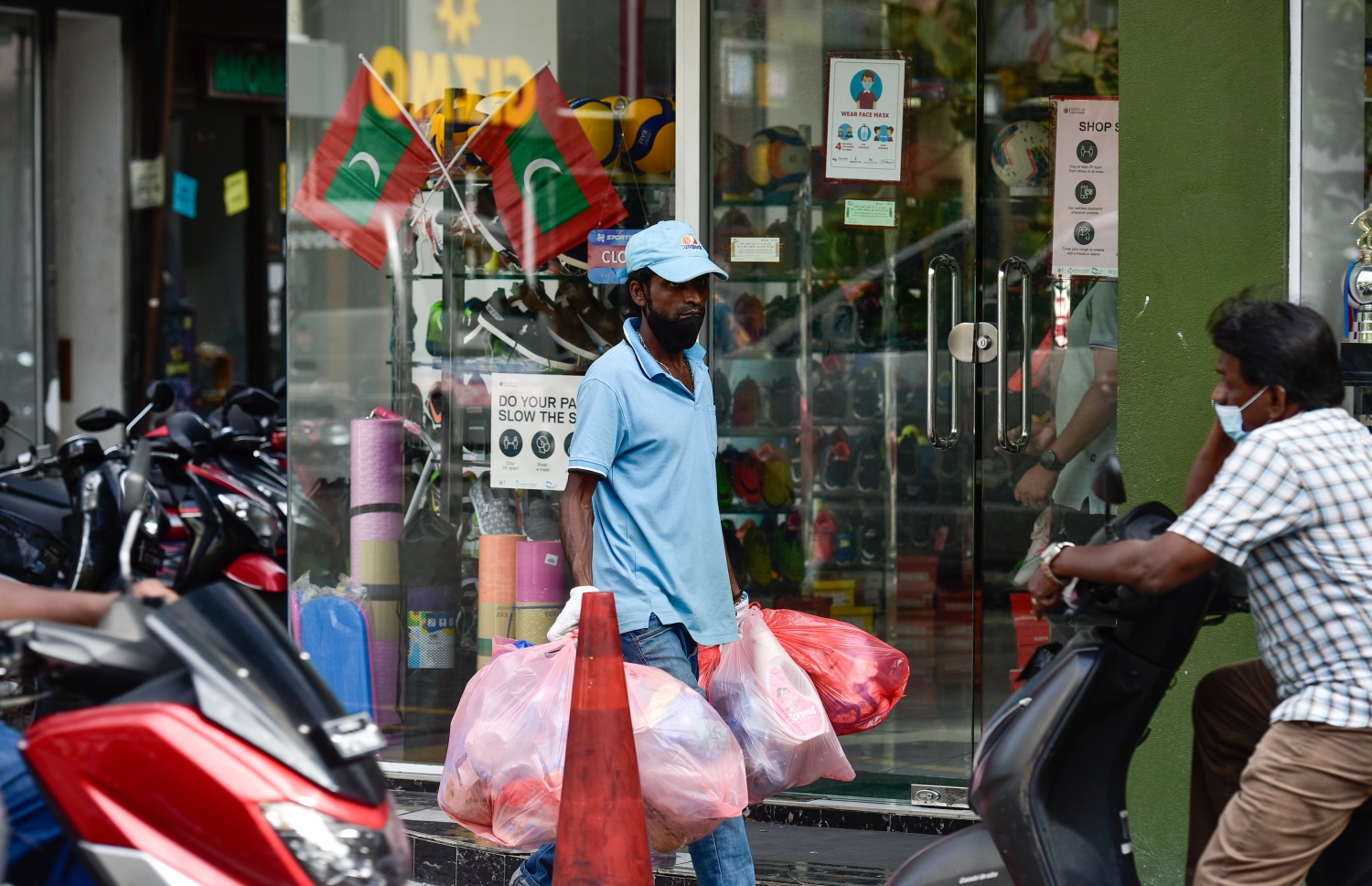 މާލެ: ސެޕްޓެމްބަރު 16، 2021: މާލެ ސިޓީ ކައުންސިލްގެ މުއައްޒަފަކު މާލޭގެ މަގުތަކަށް ނެރިފައި ހުރި ކުނިތައް މިއަދު މެންދުރުގެ ވަގުތުގައި އުކާލަނީ .-- ފޮޓޯތައް: އަހުމަދު އަވްޝަން / މިހާރު