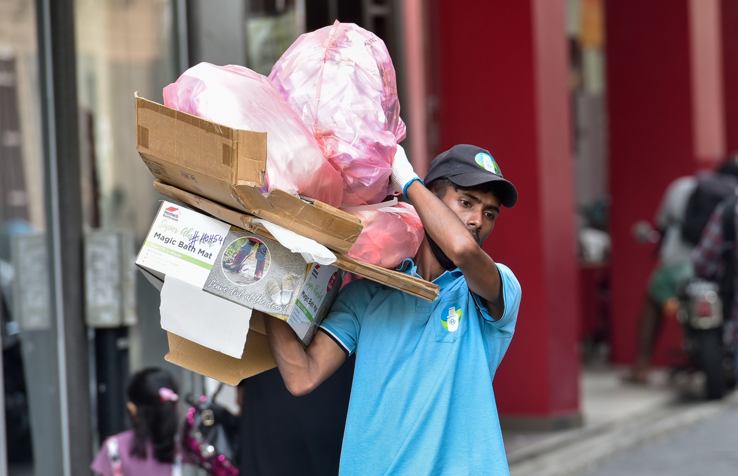 މާލެ: ސެޕްޓެމްބަރު 16، 2021: މާލެ ސިޓީ ކައުންސިލްގެ މުއައްޒަފަކު މާލޭގެ މަގުތަކަށް ނެރިފައި ހުރި ކުނިތައް މިއަދު މެންދުރުގެ ވަގުތުގައި އުކާލަނީ .-- ފޮޓޯތައް: އަހުމަދު އަވްޝަން / މިހާރު