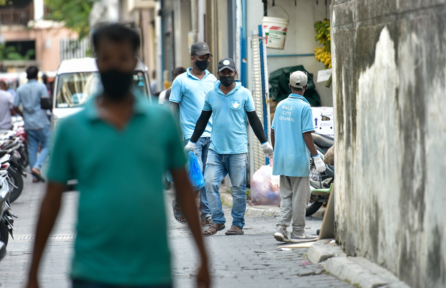 މާލެ: ސެޕްޓެމްބަރު 16، 2021: މާލެ ސިޓީ ކައުންސިލްގެ މުއައްޒަފުން މާލޭގެ މަގުތަކަށް ނެރިފައި ހުރި ކުނިތައް މިއަދު މެންދުރުގެ ވަގުތުގައި އުކާލަނީ .-- ފޮޓޯ: އަހުމަދު އަވްޝަން / މިހާރު