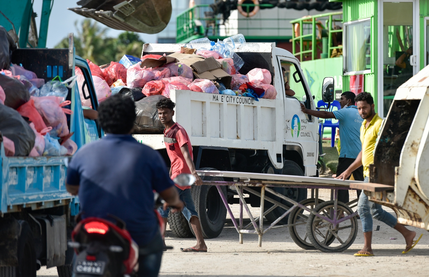 މާލެ: ސެޕްޓެމްބަރު 16، 2021: މާލެ ސިޓީ ކައުންސިލްގެ މުއައްޒަފުން މާލޭގެ މަގުތަކަށް ނެރިފައި ހުރި ކުނިތައް މިއަދު މެންދުރުގެ ވަގުތުގައި ވެމްކޯ ތެރެއަށް އަޅާލަނީ .-- ފޮޓޯތައް: އަހުމަދު އަވްޝަން / މިހާރު