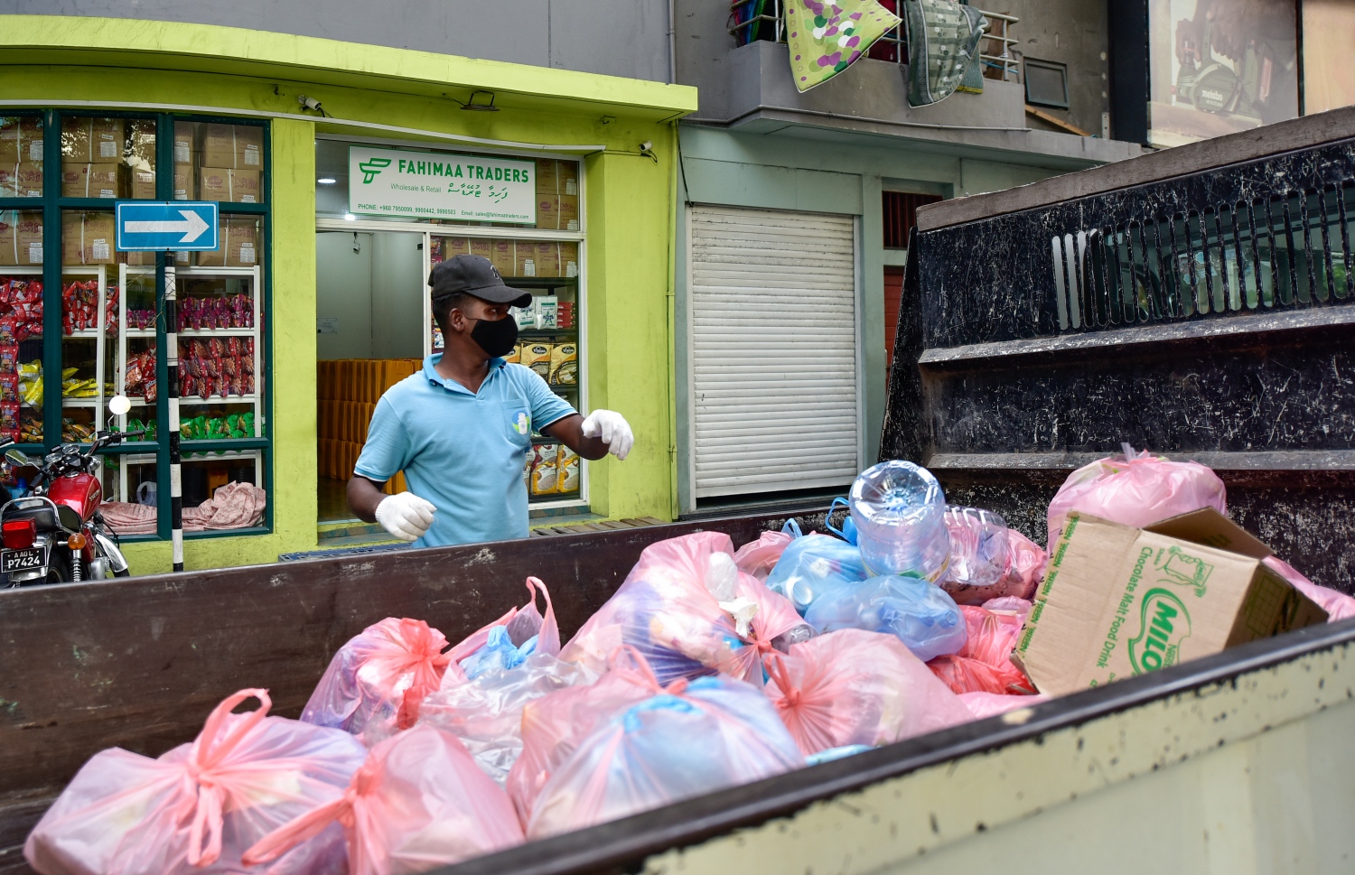 މާލެ: ސެޕްޓެމްބަރު 16، 2021: މަގެއްގައި ހުރި ކުނި ކޮތަޅު ތަކެއް މާލެ ސިޓީ ކައުންސިލްގެ މުއައްޒަފުން މާލެ ސިޓީ ކައުން ސިލްގެ ވެހިކަލަކައް އަރުވަނީ .-- ފޮޓޯ: އަހުމަދު އަވްޝަން / މިހާރު